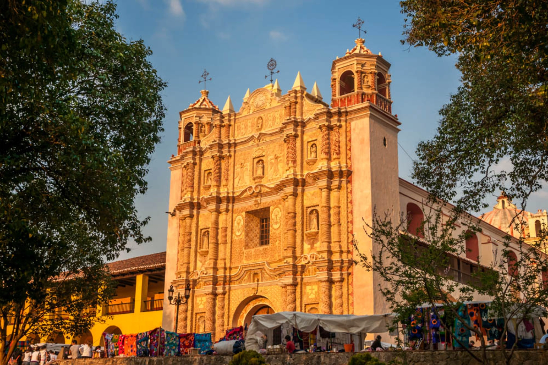 Iglesia de Santo Domingo – i latinamerikansk barockstil – med marknad framför