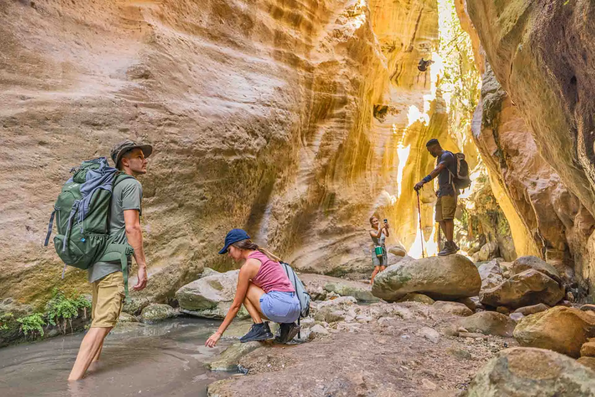 Avakas-ravinen är cirka 3 km lång och upp till 30 meter djup
