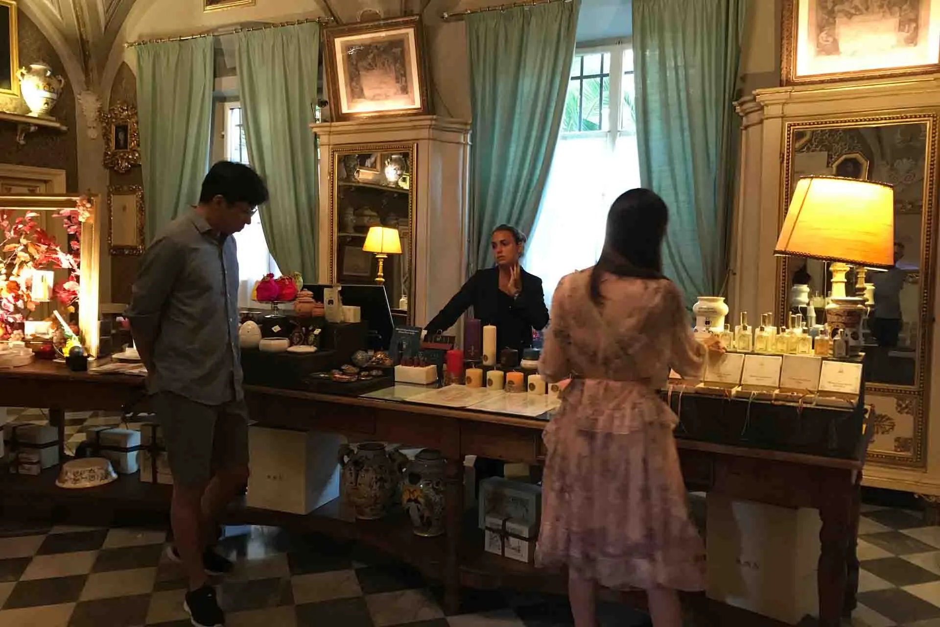 Historiskt apotek med kunder och gammaldags inredning Historiskt apotek med kunder och gammaldags inredning