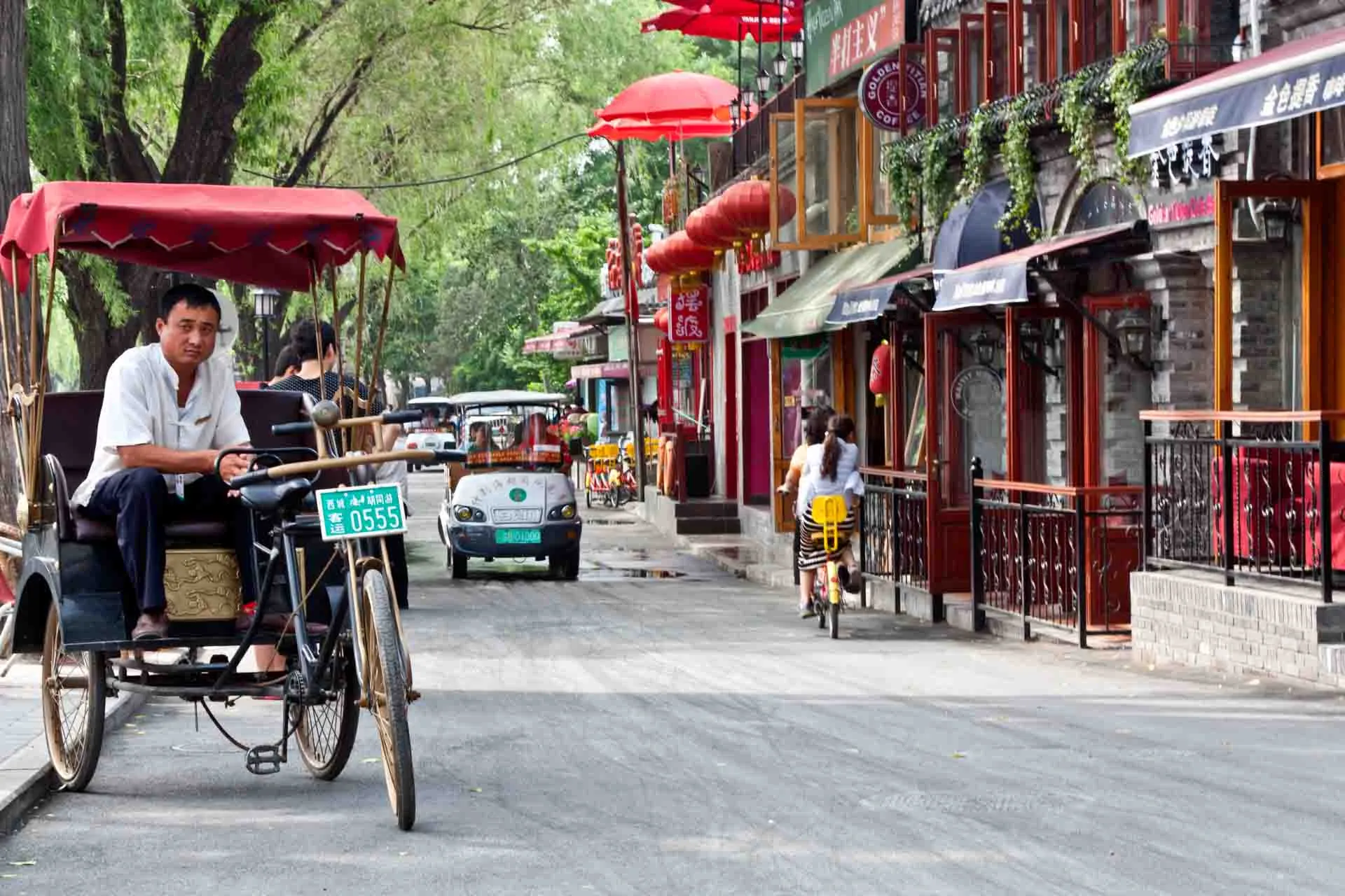 Livlig gata i Pekings Hou Hai-område