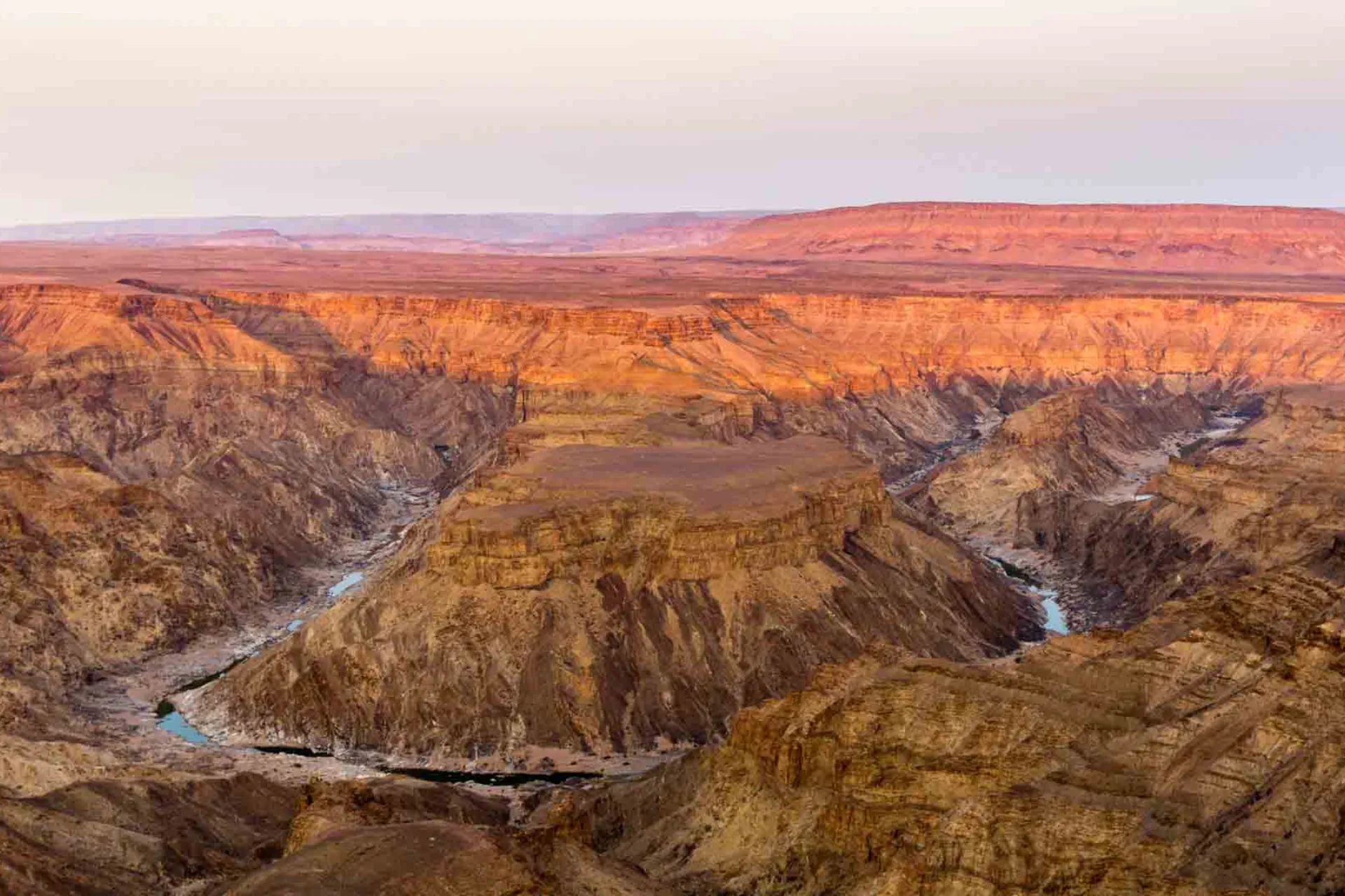Fish River Canyon i Namibia – Afrikas största kanjon – 160 km lång, 27 km bred och 550 m djup
