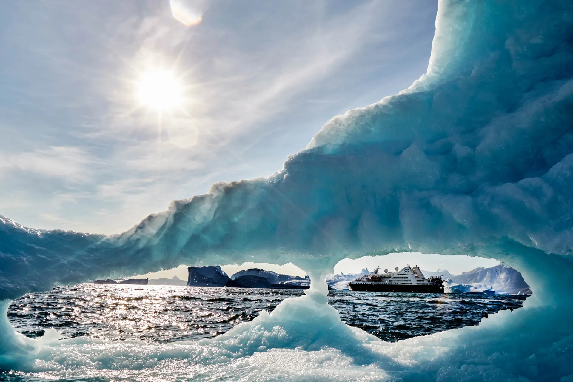 Kryssningsfartyg sett genom ett isberg Kryssningsfartyg sett genom ett isberg