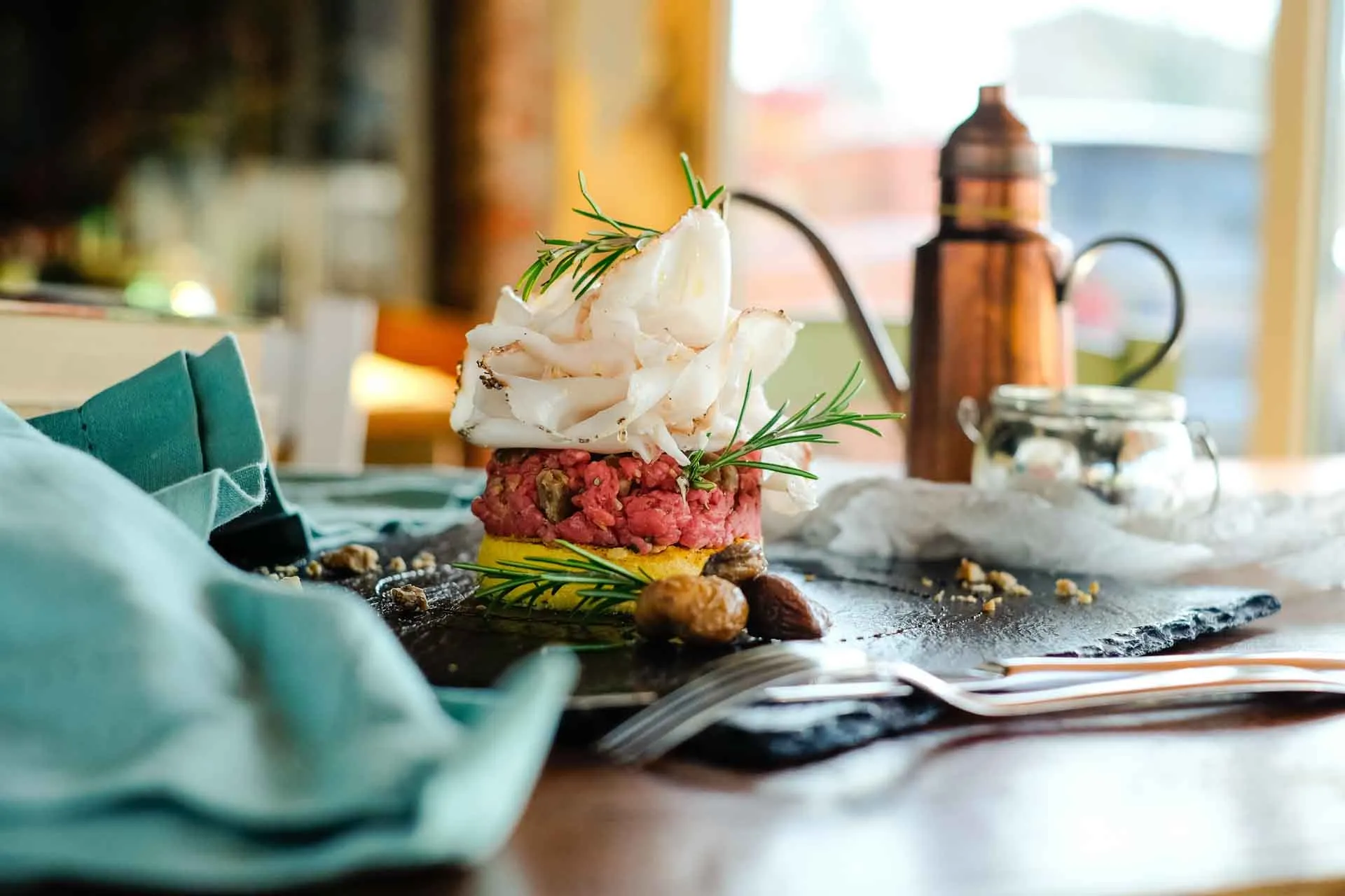 Burger med lardo och färska örter Burger med lardo och färska örter