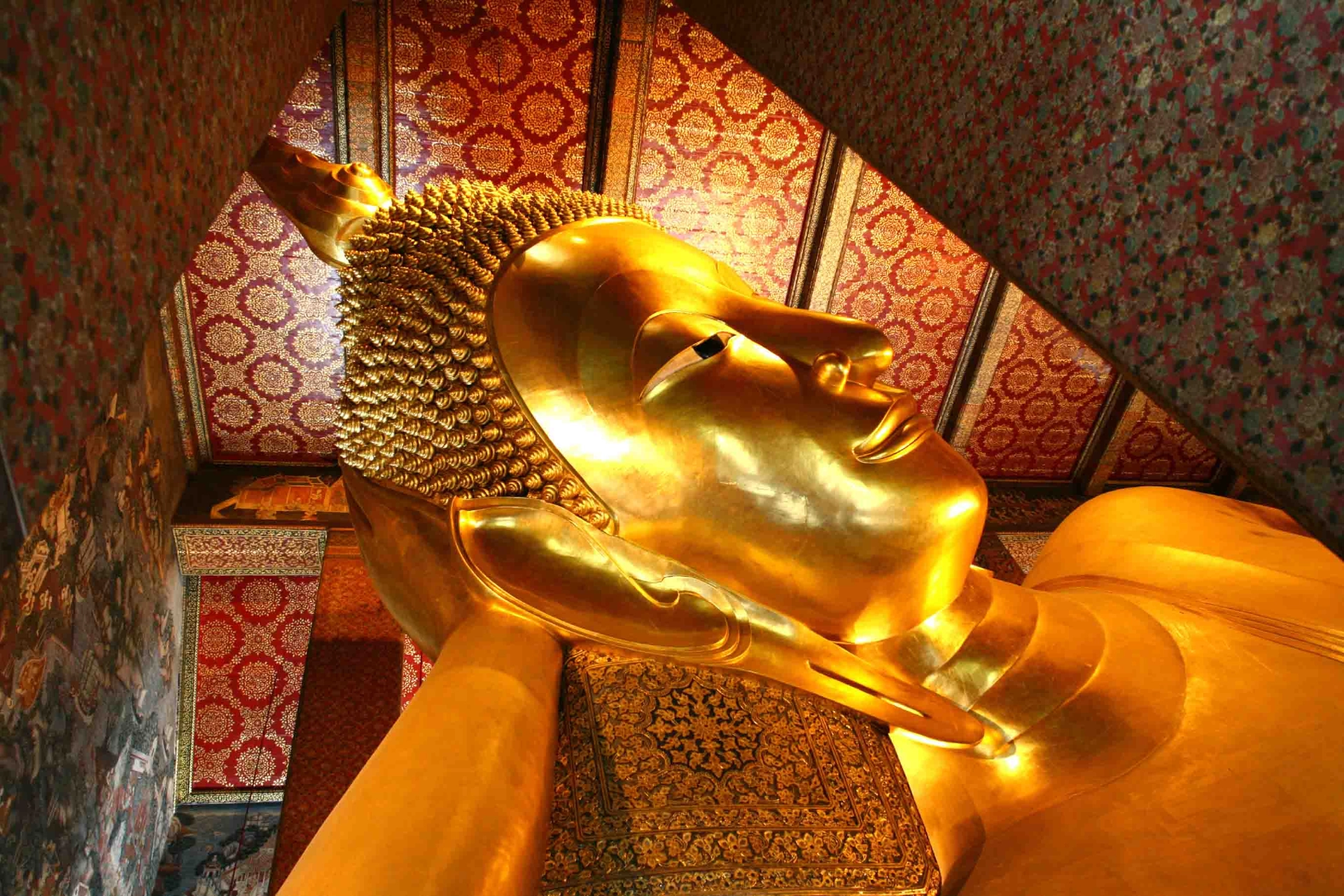 Liggande Buddha-staty i Wat Pho i Bangkok