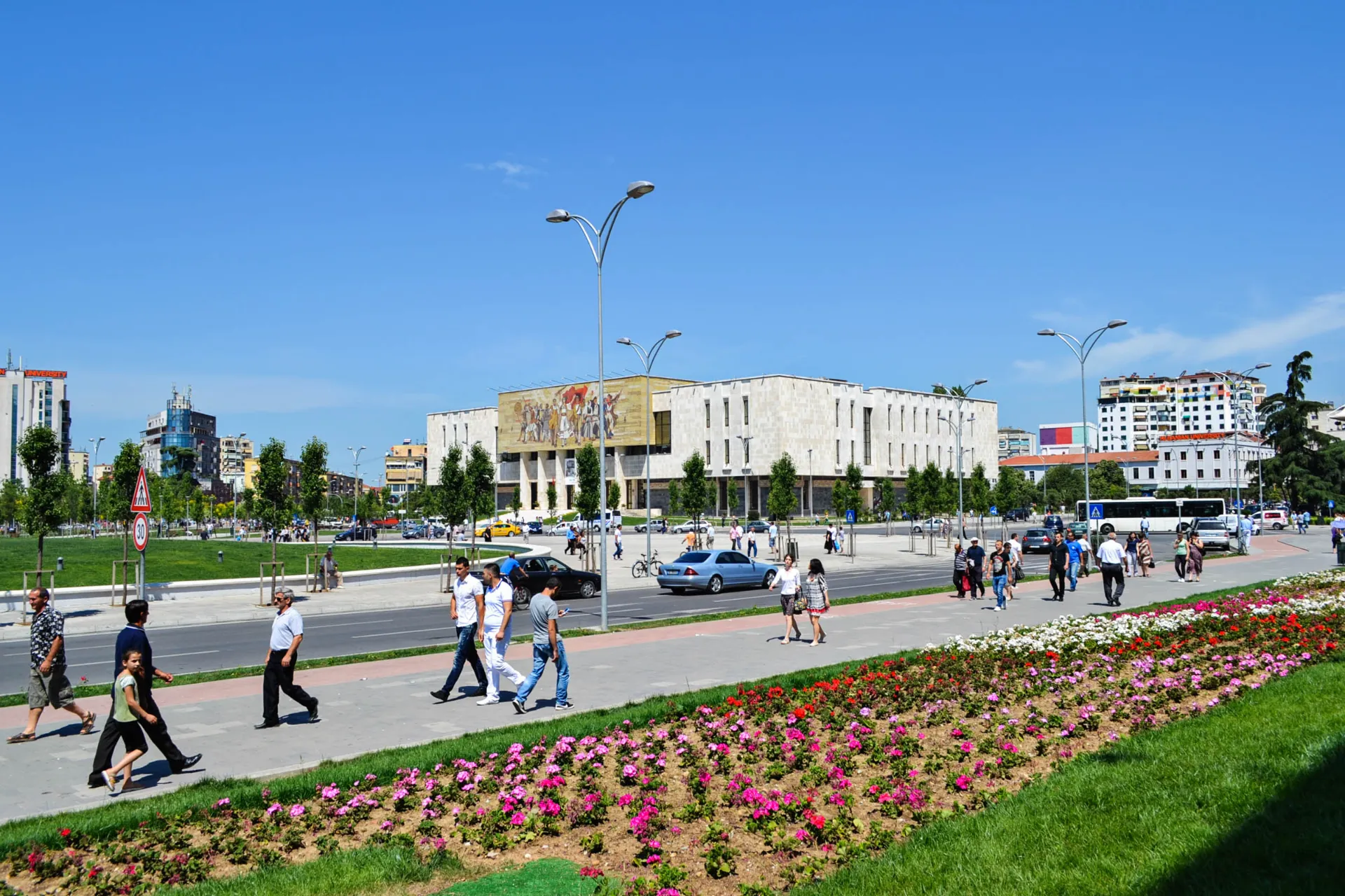 Tiranas centrala Skanderbeg-torg med det nationella historiska museet i bakgrunden