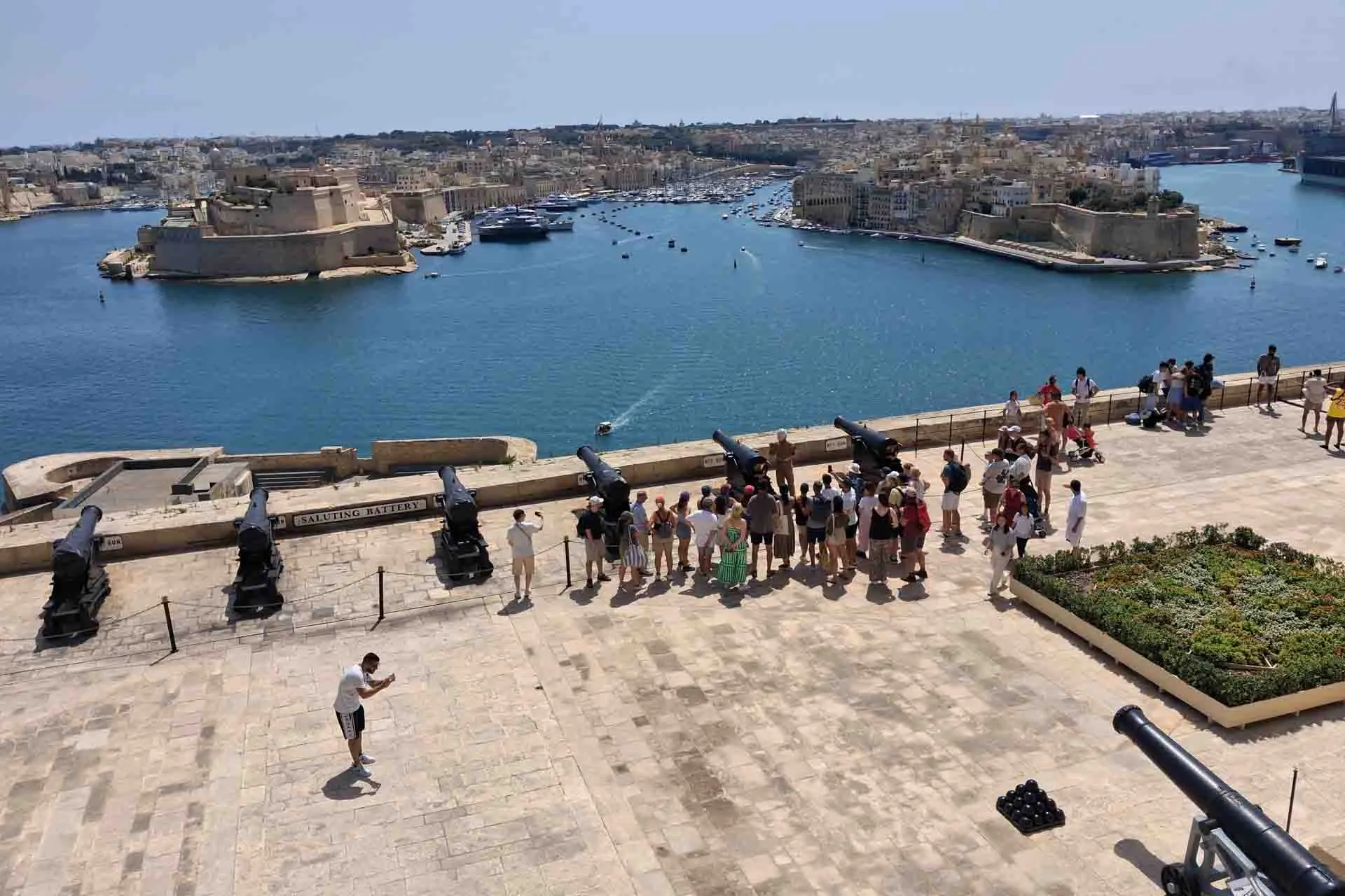 Utsikt från Upper Barrakka Gardens i Valletta Utsikt från Upper Barrakka Gardens i Valletta