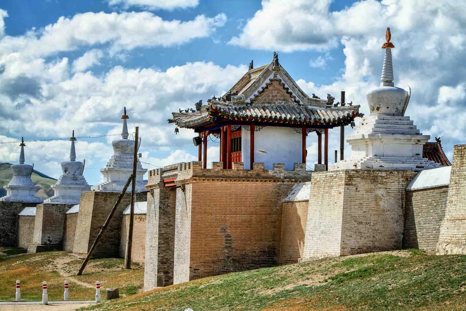 Erdene Zuu-klostret i Kharkhorin, Mongoliet – landets äldsta buddhistiska kloster