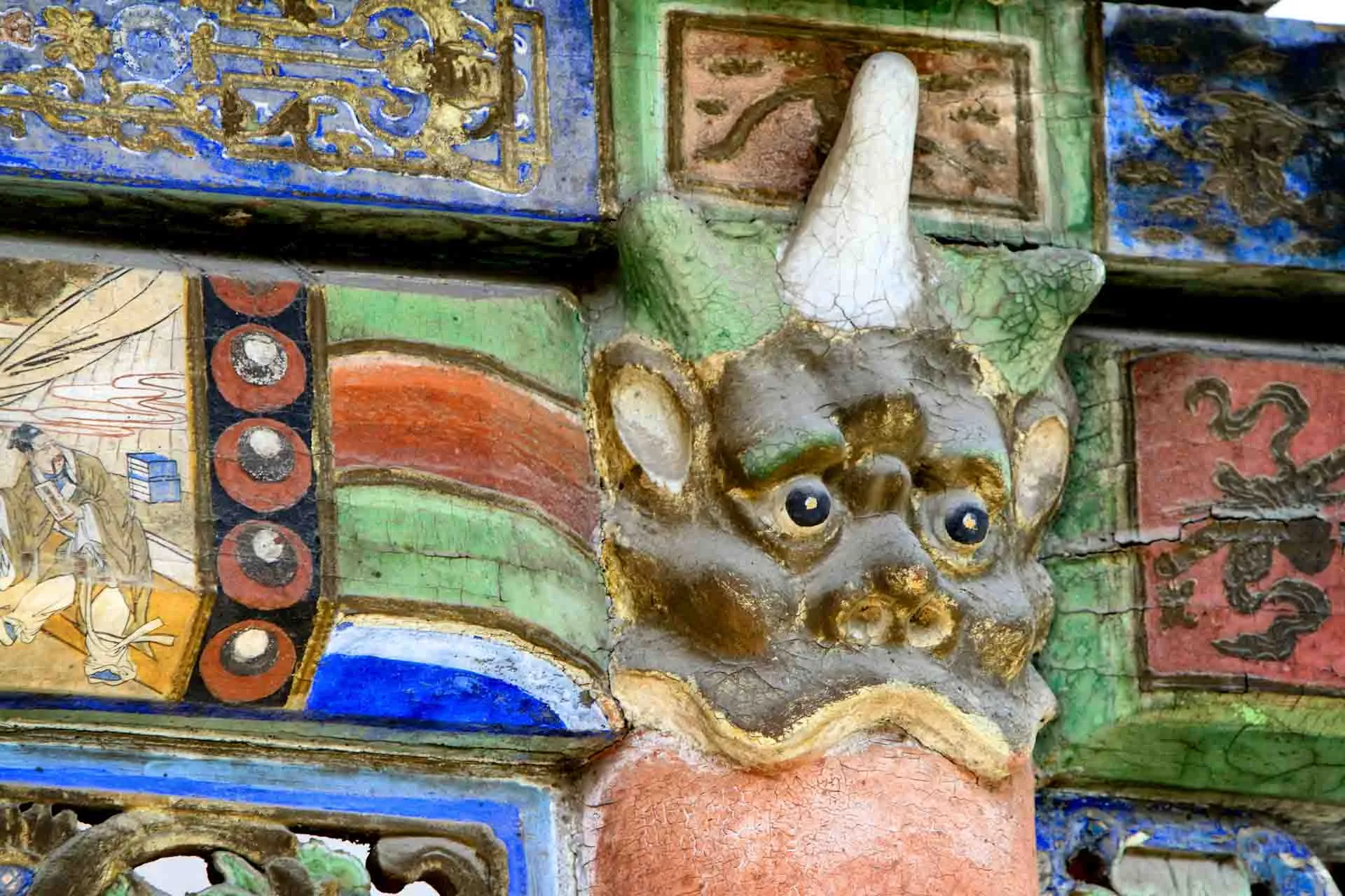Detalj från Choijin Lama-klostret i Ulan Bator – buddhistisk utsmyckning med skyddsfigur