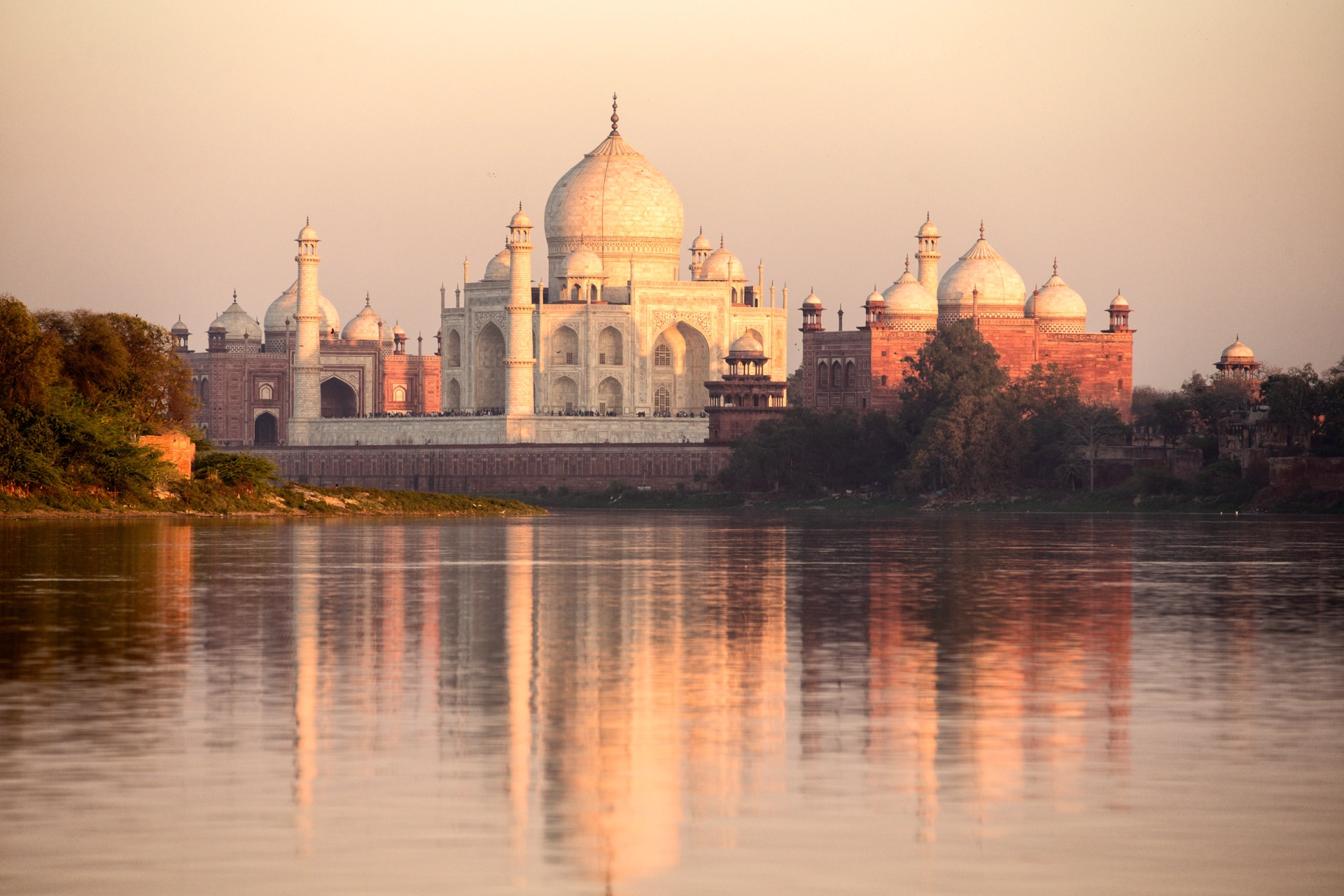 Utsikt över Taj Mahal vid Yamuna-floden