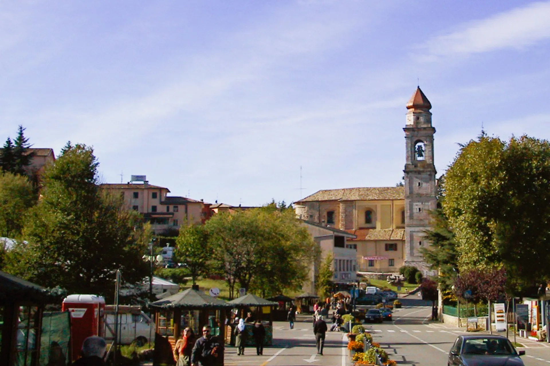 Stadsbild från San Zeno di Montagna i Veneto med kyrktorn och folkliv Stadsbild från San Zeno di Montagna i Veneto med kyrktorn och folkliv