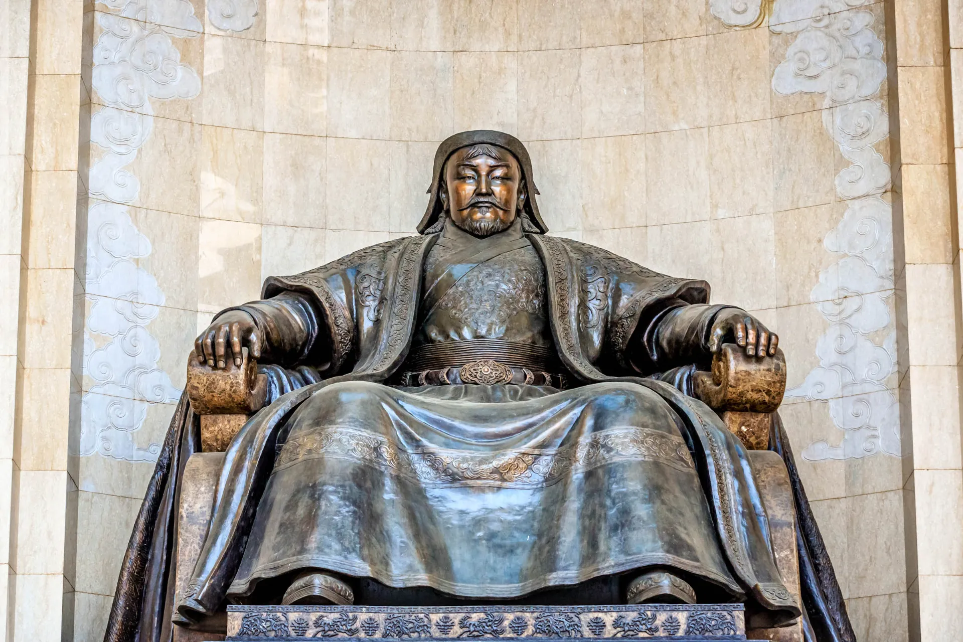 Monumental staty av Djingis Khan framför parlamentet i Ulan Bator