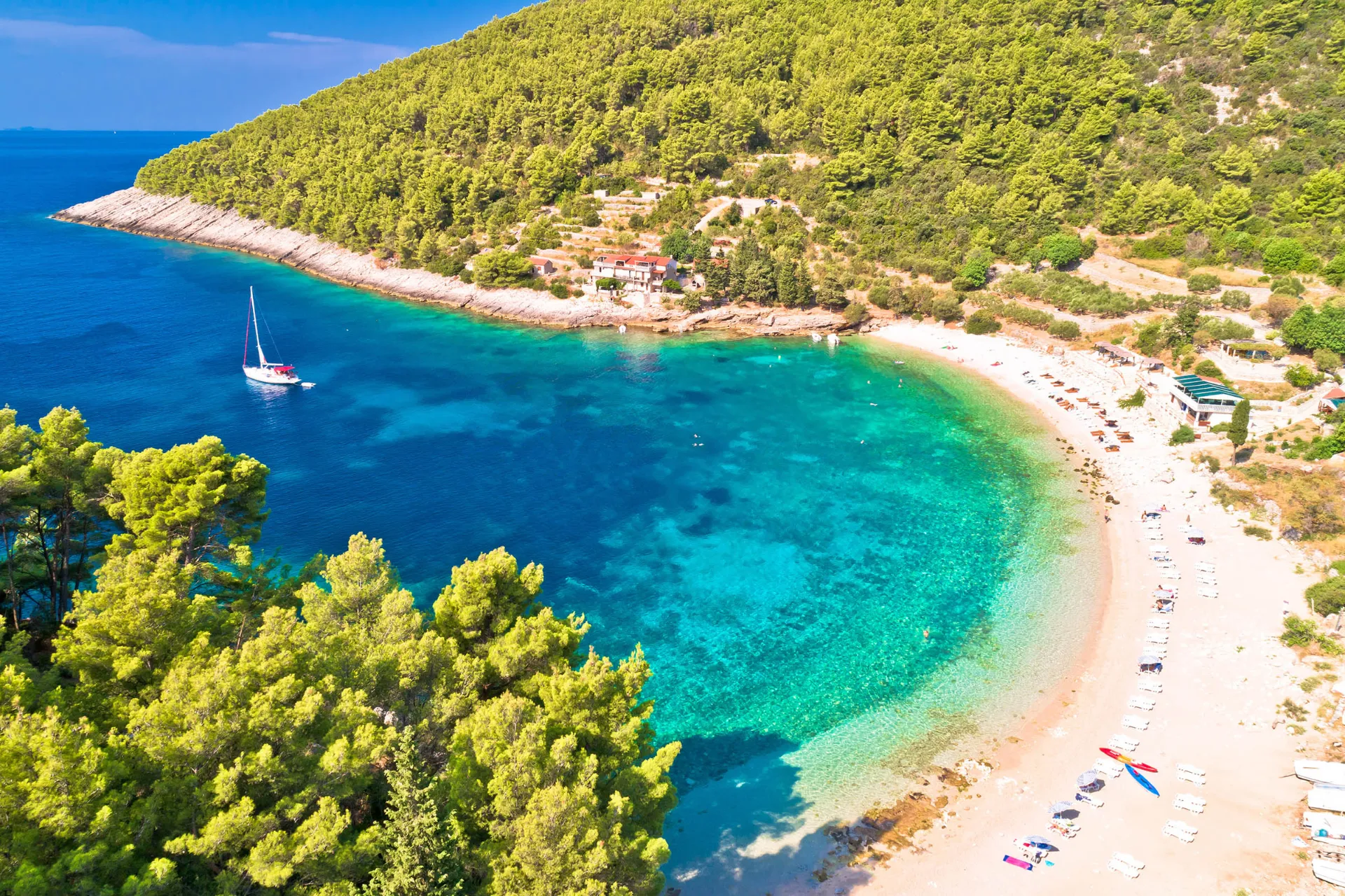 Korčulas strand med turkost hav