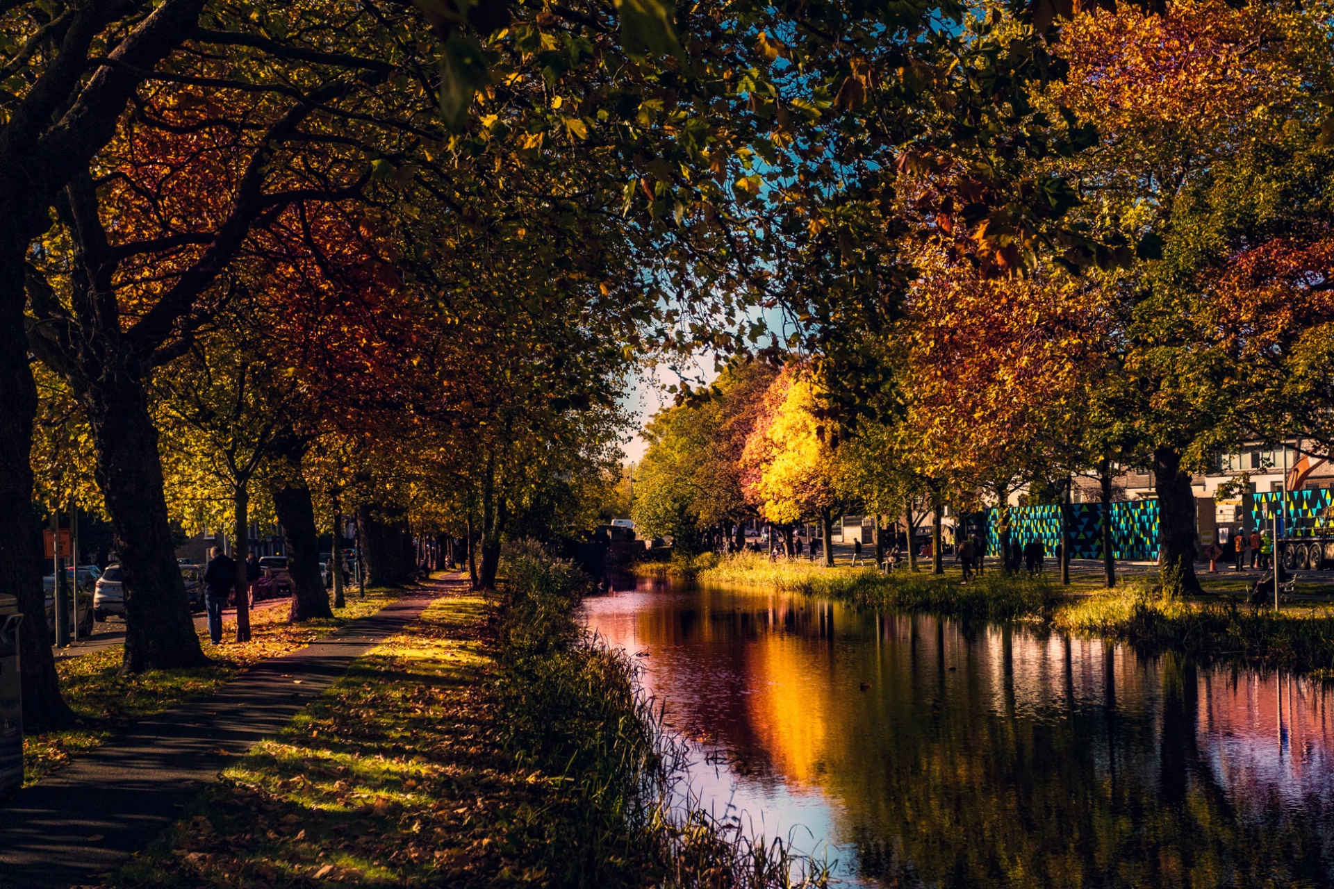 Höststämning vid kanal i Dublin
