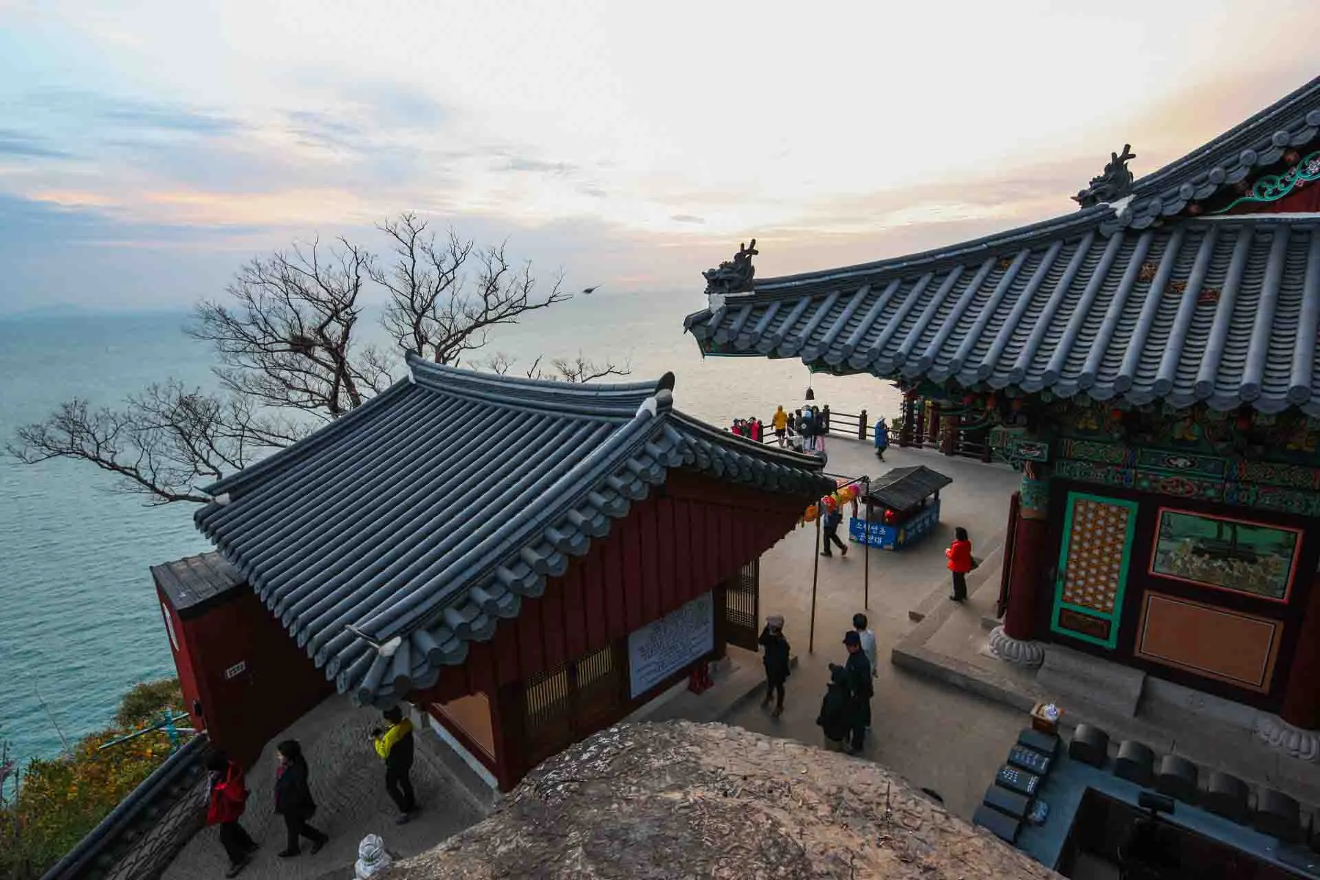 Utsikten avnjuts vid Hyangiram-templet