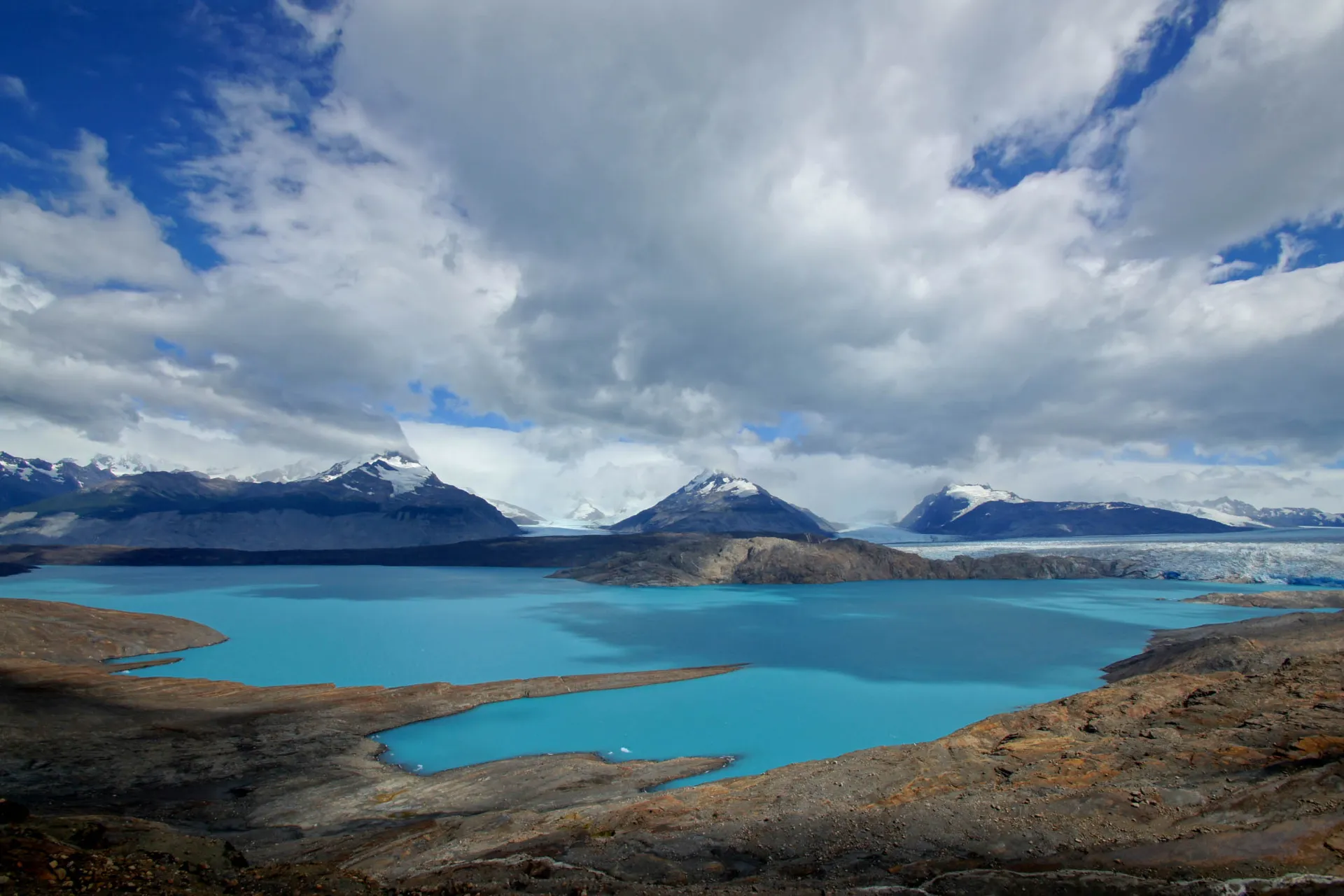 Utsikt över den turkosblå sjön vid Upsala-glaciären i nationalparken Los Glaciares