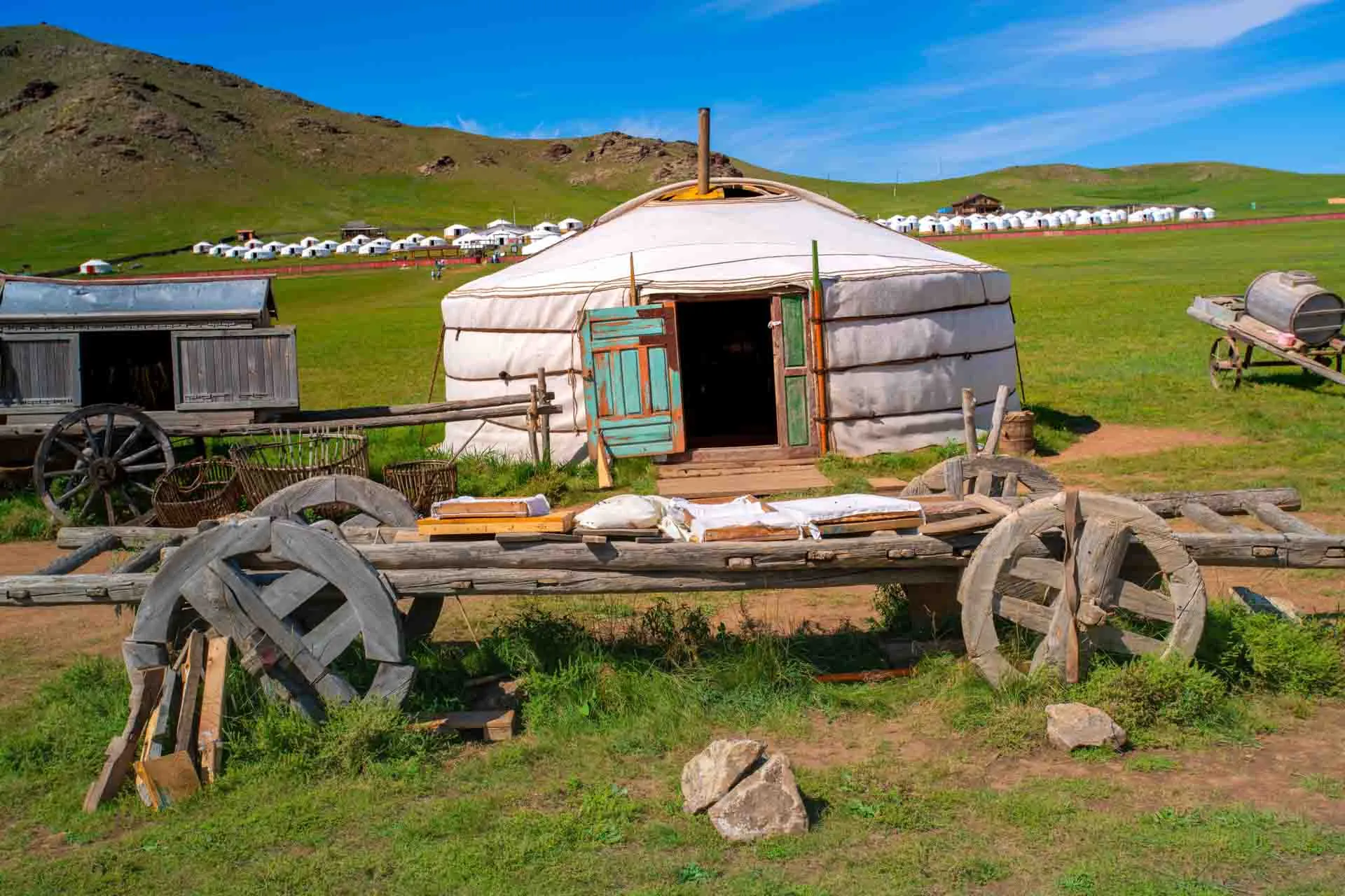 En traditionell mongolisk ger med nomadläger i bakgrunden