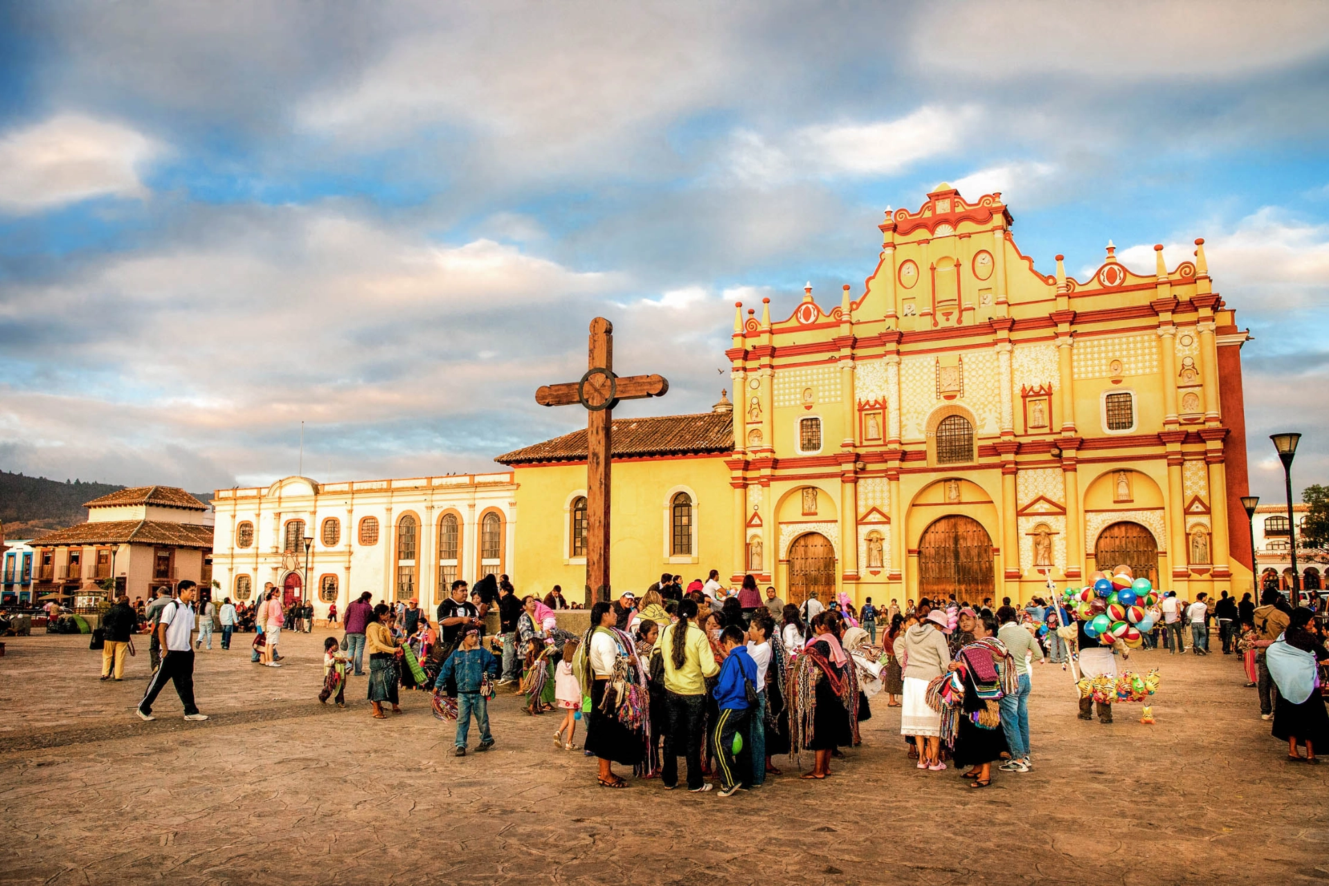Plaza 31 de Marzo med San Cristóbal-katedralen i bakgrunden