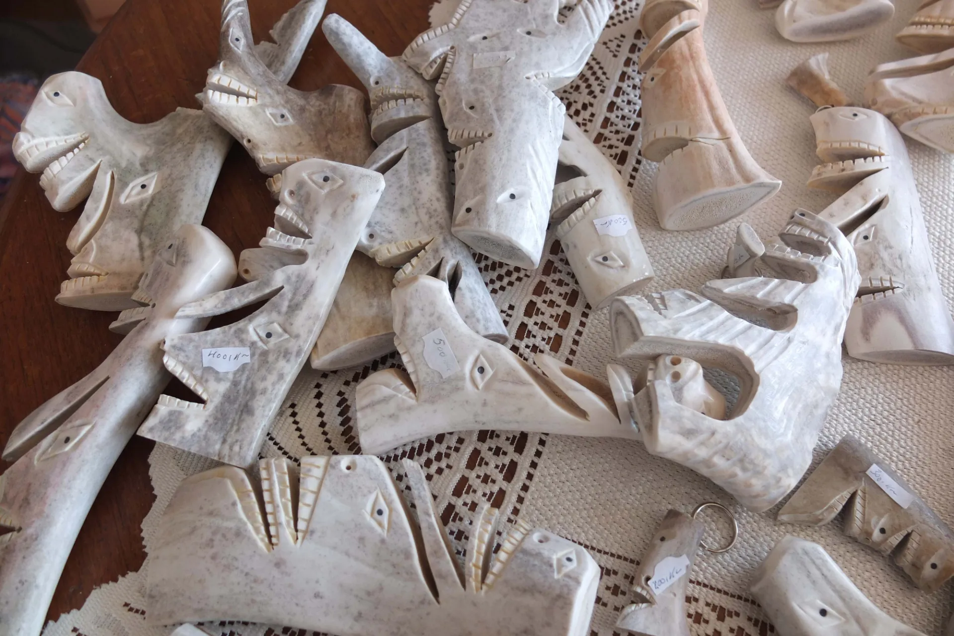 Tupilaker är skurna i ben och tand med traditionella mönster – och anden kan kallas på hjälp Tupilaker är skurna i ben och tand med traditionella mönster – och anden kan kallas på hjälp