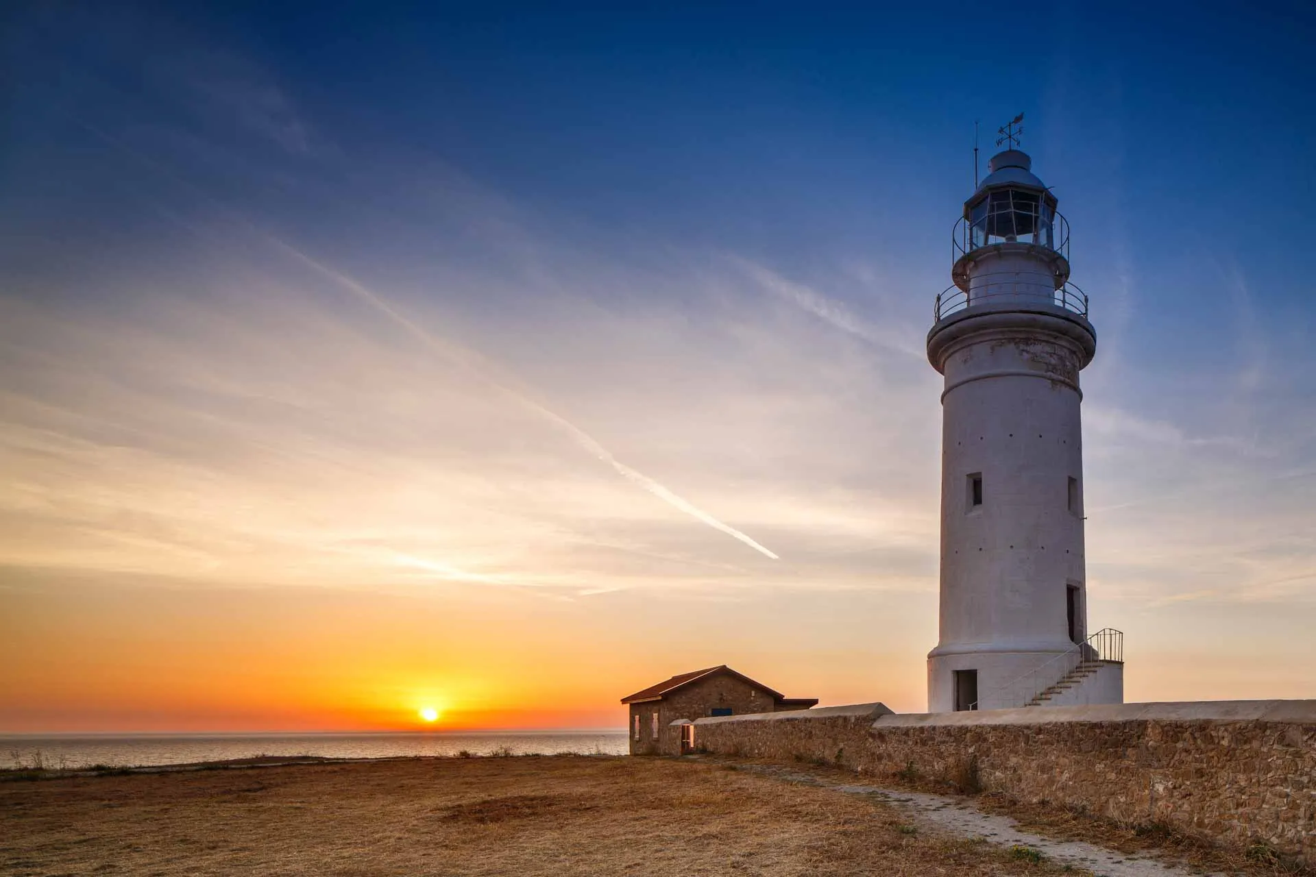Solnedgång vid fyren i Paphos arkeologiska park