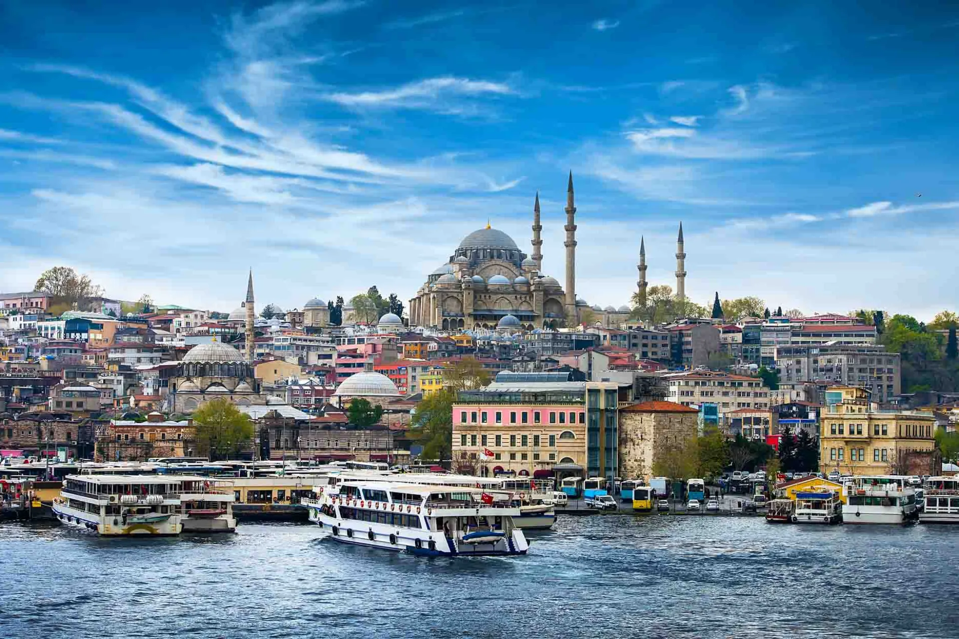 Utsikt över Istanbul med den imponerande Suleymaniye-moskén i bakgrunden och livliga båtar på Bosporen Utsikt över Istanbul med den imponerande Suleymaniye-moskén i bakgrunden och livliga båtar på Bosporen