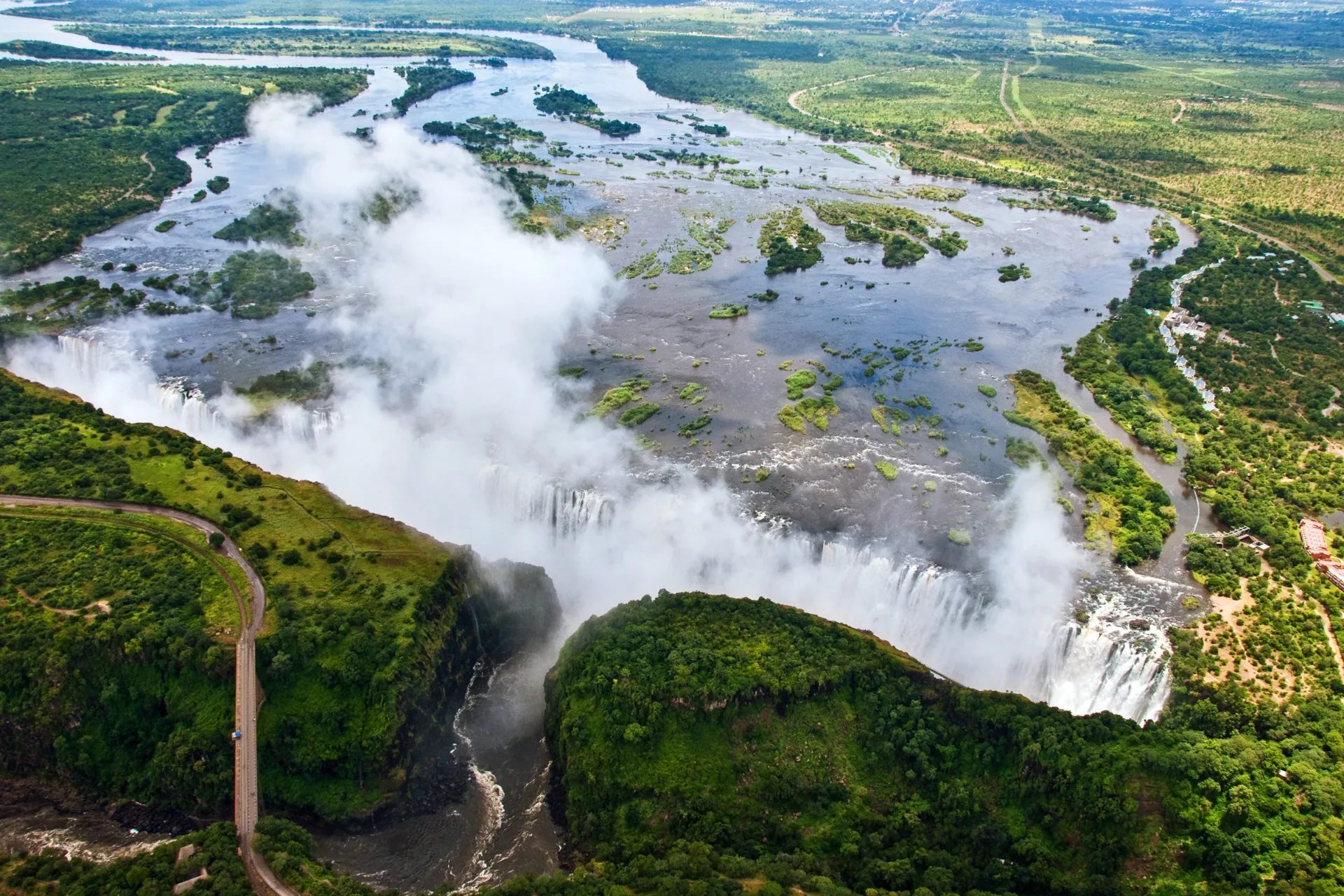 Victoriafallen är 1 708 meter bred och 108 meter hög Victoriafallen är 1 708 meter bred och 108 meter hög