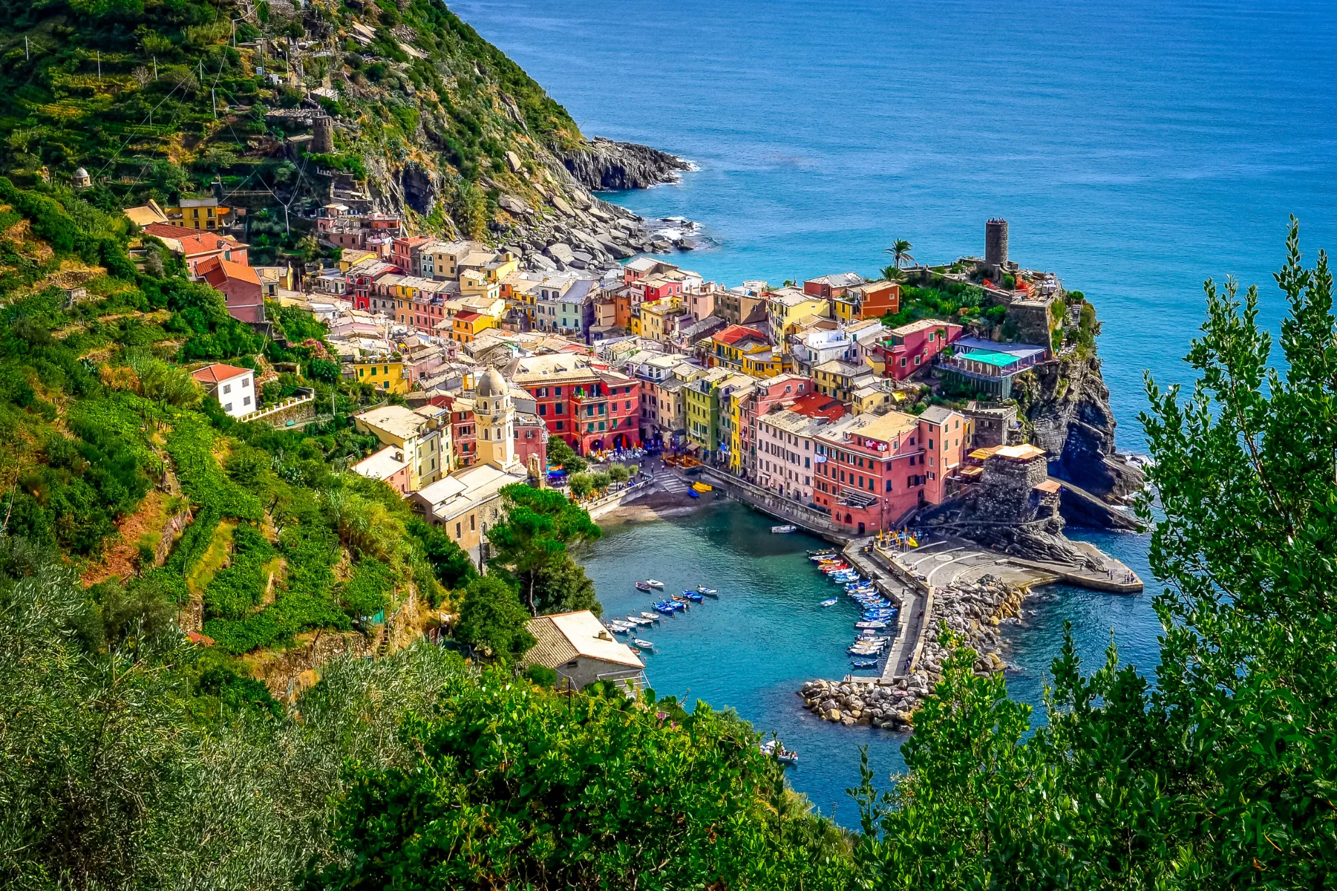Utsikt över Vernazza med hamn och färgglada hus Utsikt över Vernazza med hamn och färgglada hus