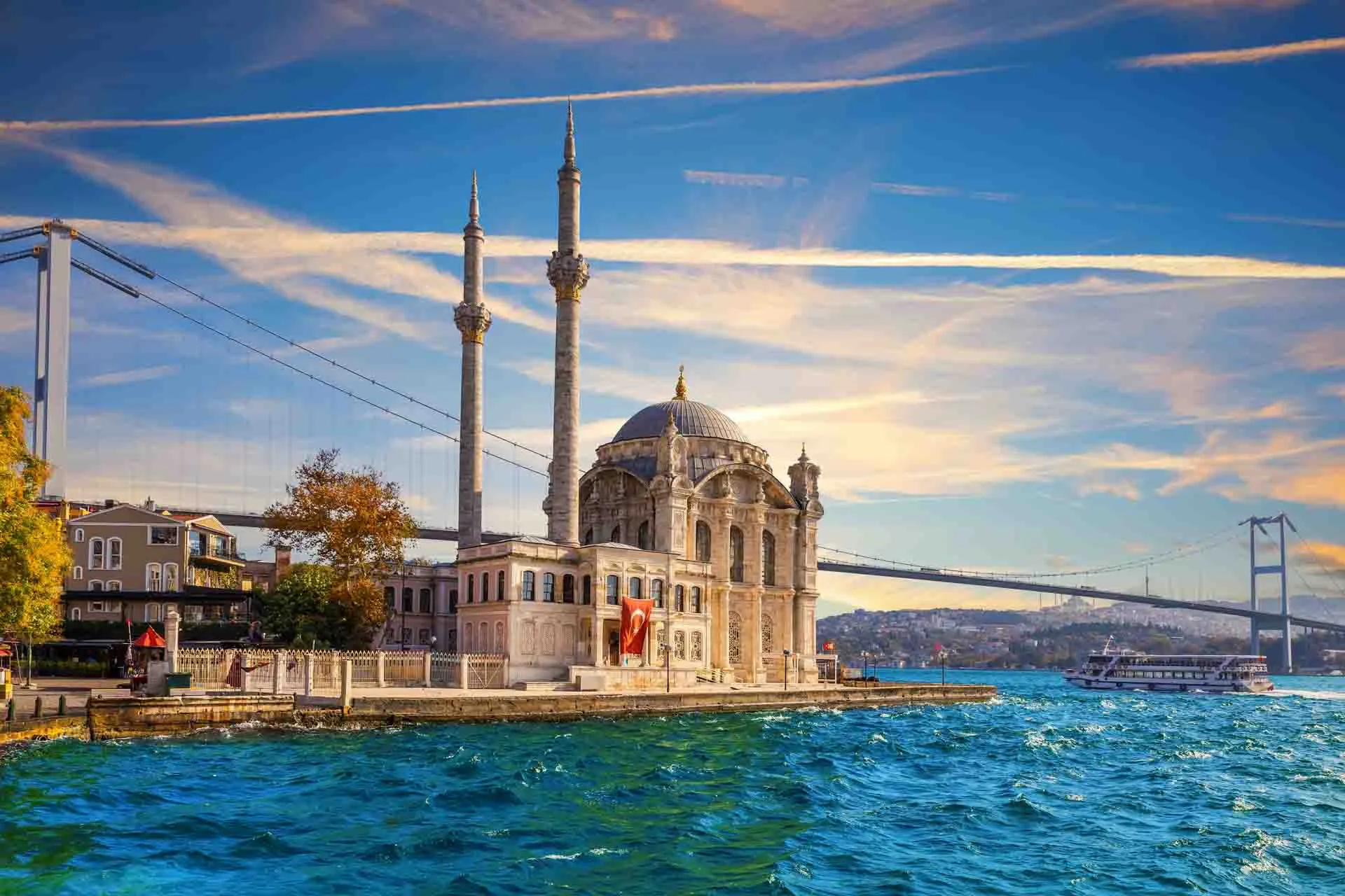 Ortaköy-moskén vid Bosporen – ett poetiskt möte mellan barockarkitektur och moderna broar i Istanbul