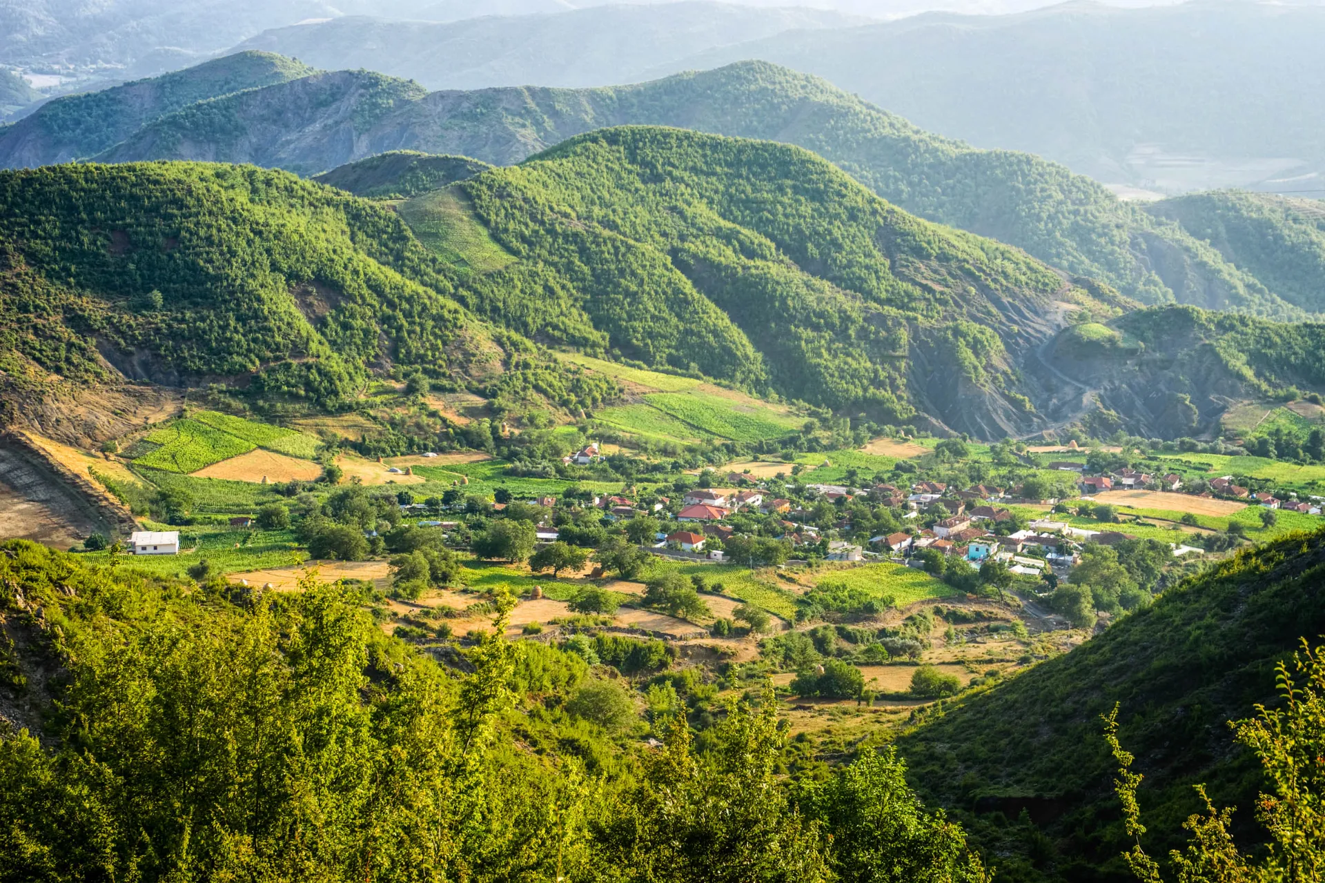 Elbasan, Albanien – en historisk stad, känd för sin osmanska fästning, gamla moskéer och livliga kulturarv