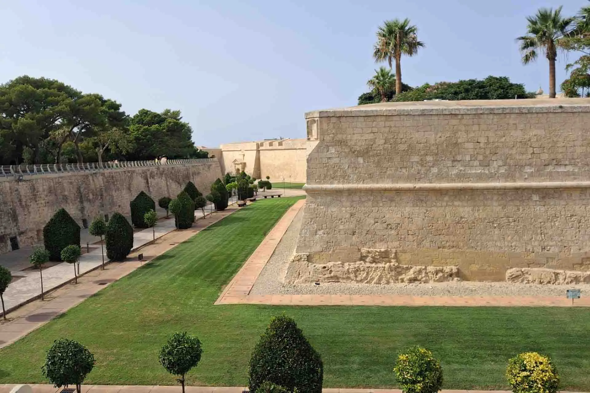 Stadsmuren och de välskötta trädgårdarna vid ingången till Mdina, Maltas gamla huvudstad Stadsmuren och de välskötta trädgårdarna vid ingången till Mdina, Maltas gamla huvudstad