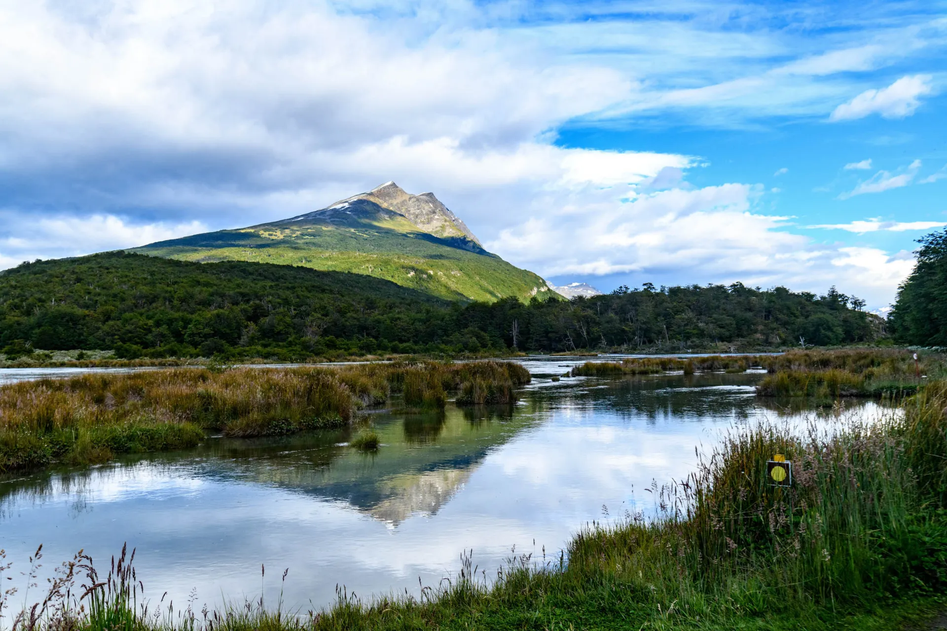 Landskap med berg och våtmark på Isla Grande de Tierra del Fuego (Eldlandet)