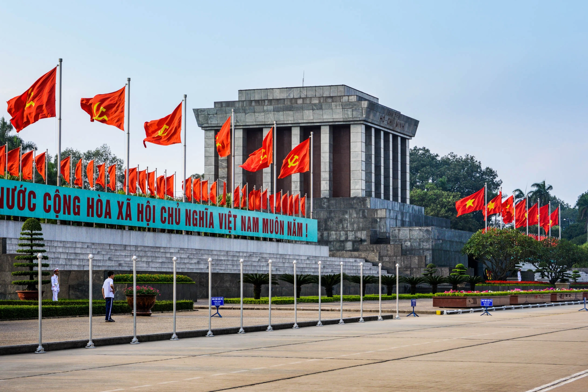 Ho Chi Minhs imponerande mausoleum i Hanoi