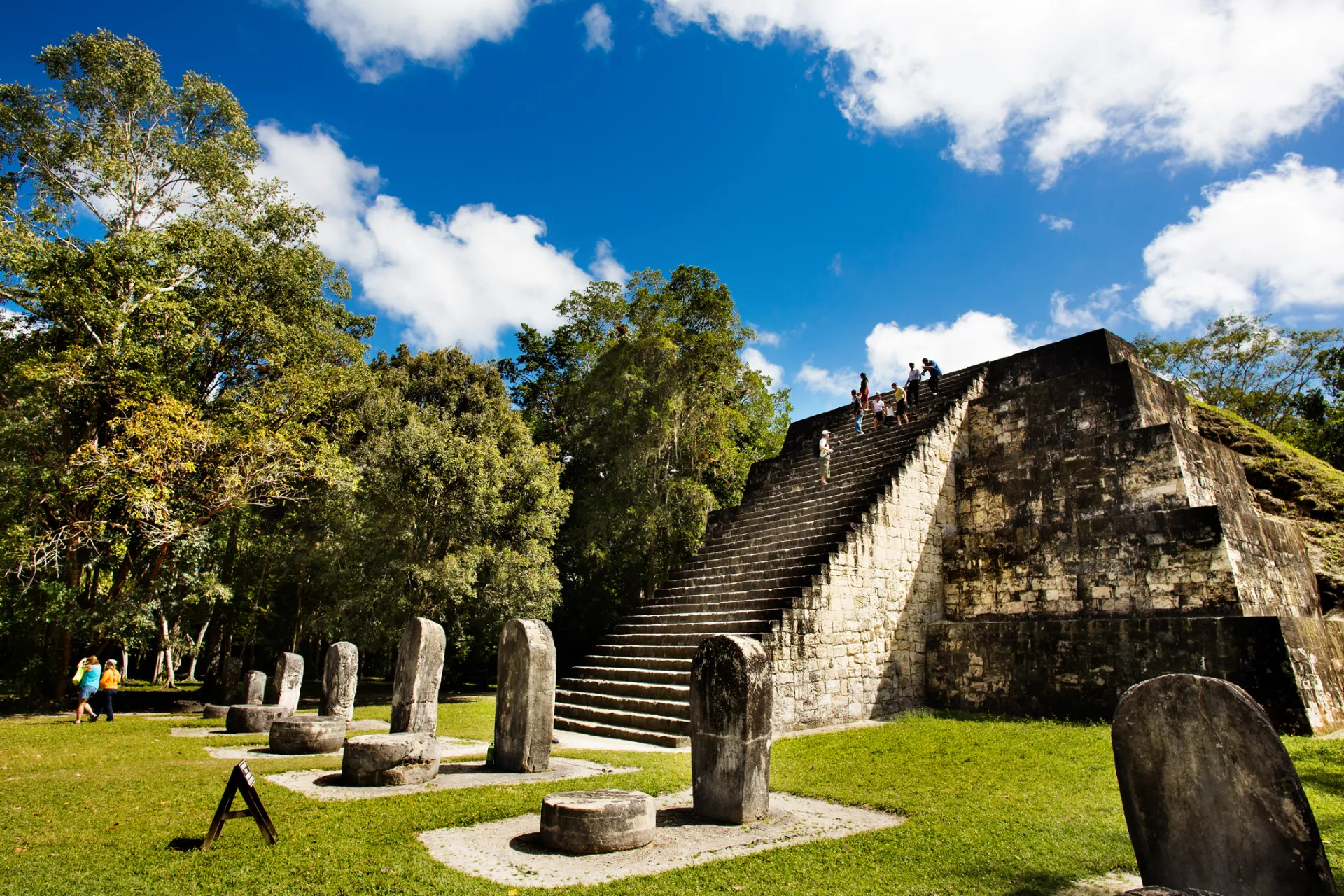 Dags att utforska mayaruinerna i Tikal Dags att utforska mayaruinerna i Tikal
