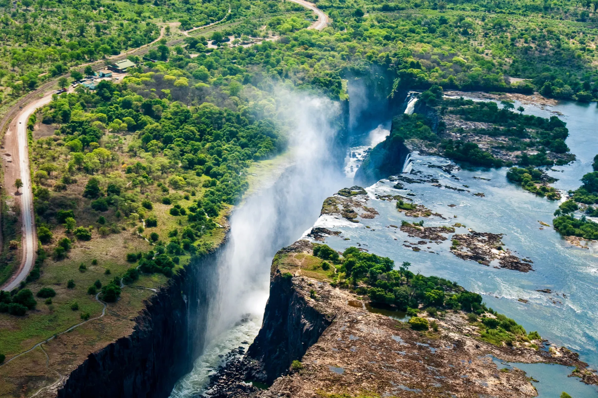 I genomsnitt faller ca 1,1 miljoner liter vatten per sekund I genomsnitt faller ca 1,1 miljoner liter vatten per sekund