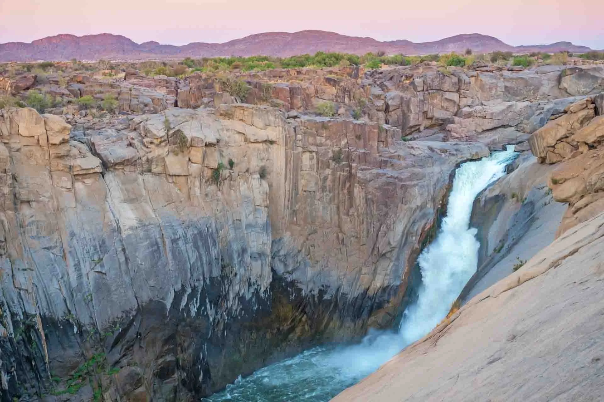 Augrabiesfallen bildas av Oranjefloden och är cirka 56 m hög