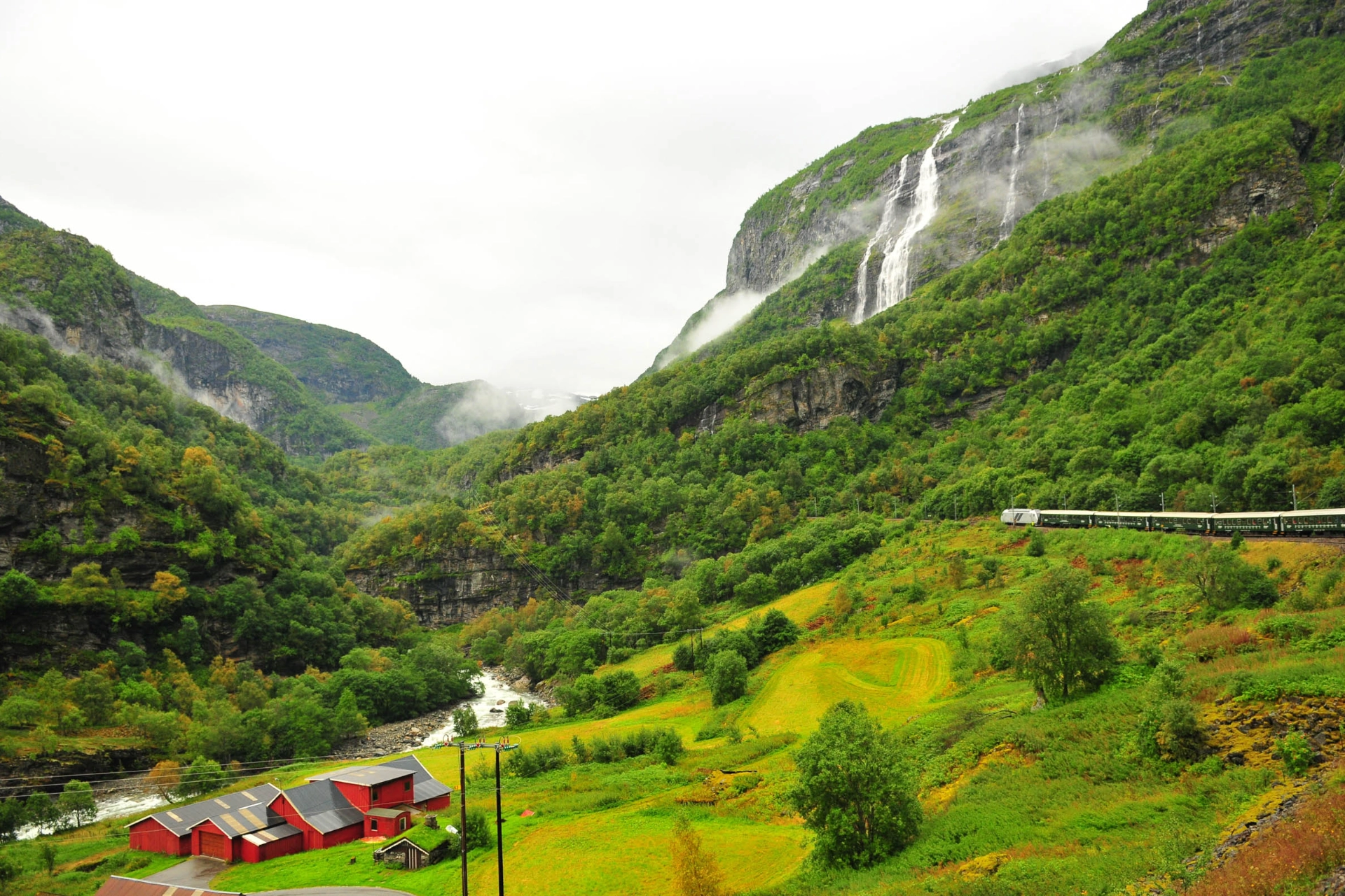 Flåmsbanan går genom storslagna landskap