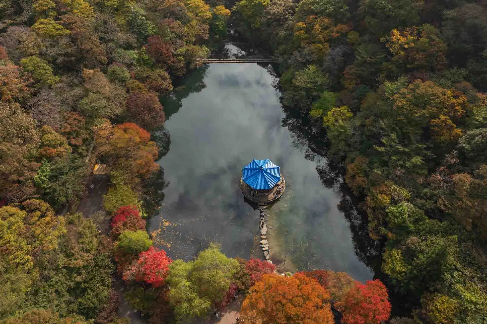 Uhwajeong-paviljongen vid den stilla sjön i Naejangsan nationalpark