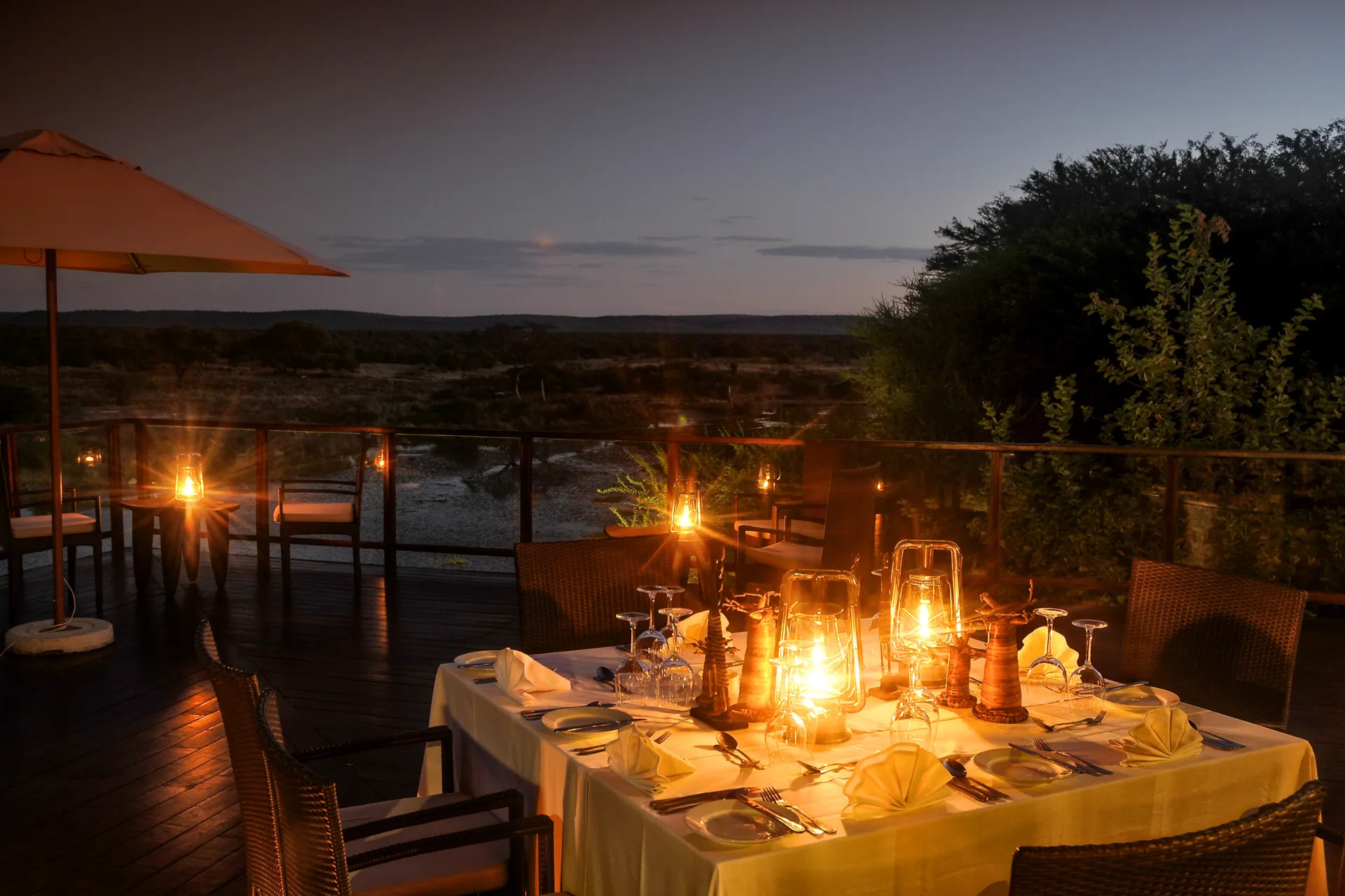 Redo för middag på terrassen vid Tau Game Lodge Redo för middag på terrassen vid Tau Game Lodge