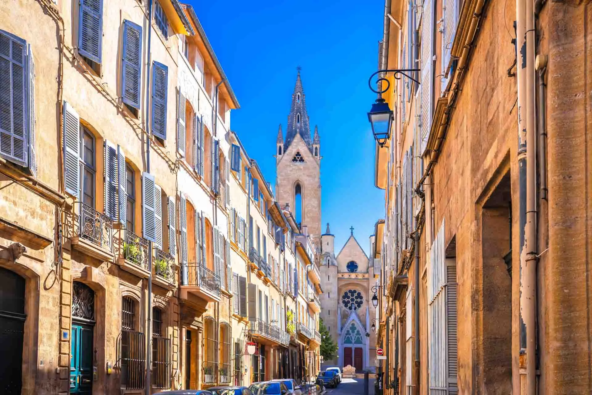 Gatubild med Saint-Sauveur-katedralen i Aix-en-Provence