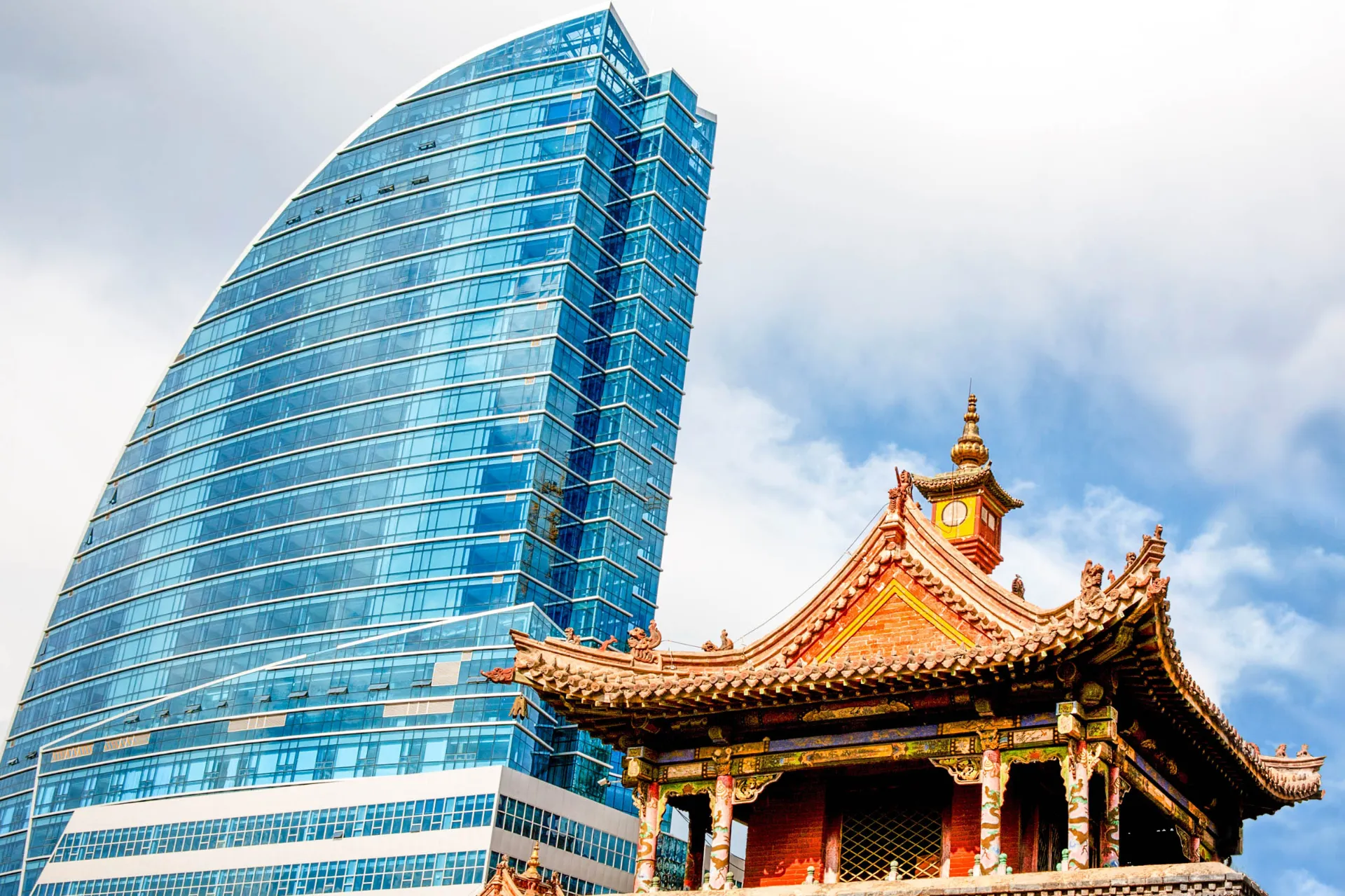 Buddhistiskt tempel och Blue Sky Tower sida vid sida i Ulan Bator, Mongoliet