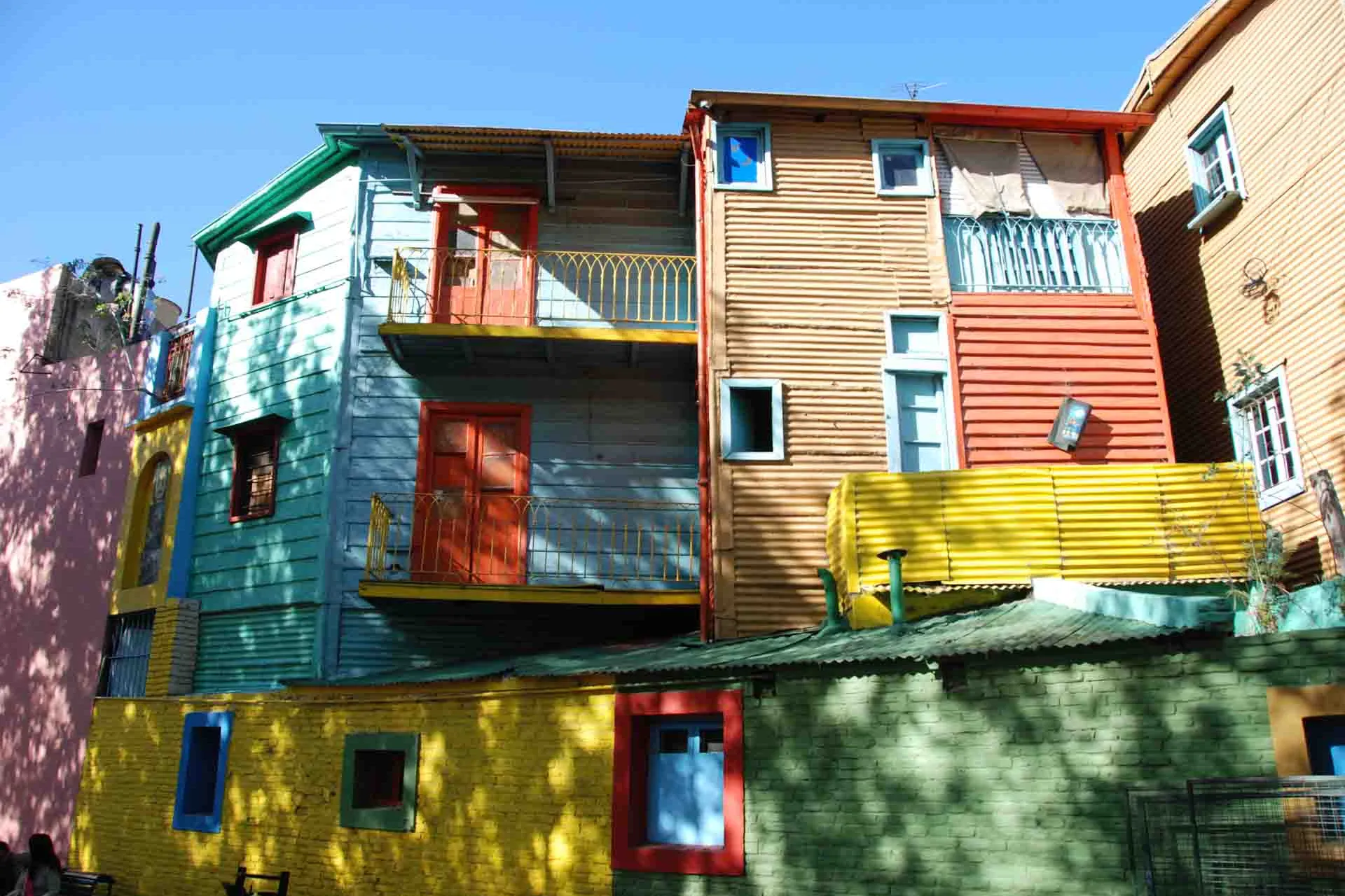 Färgglada plåtbyggnader i stadsdelen La Boca, Buenos Aires, där folkidolen Maradona började sin fotbollskarriär