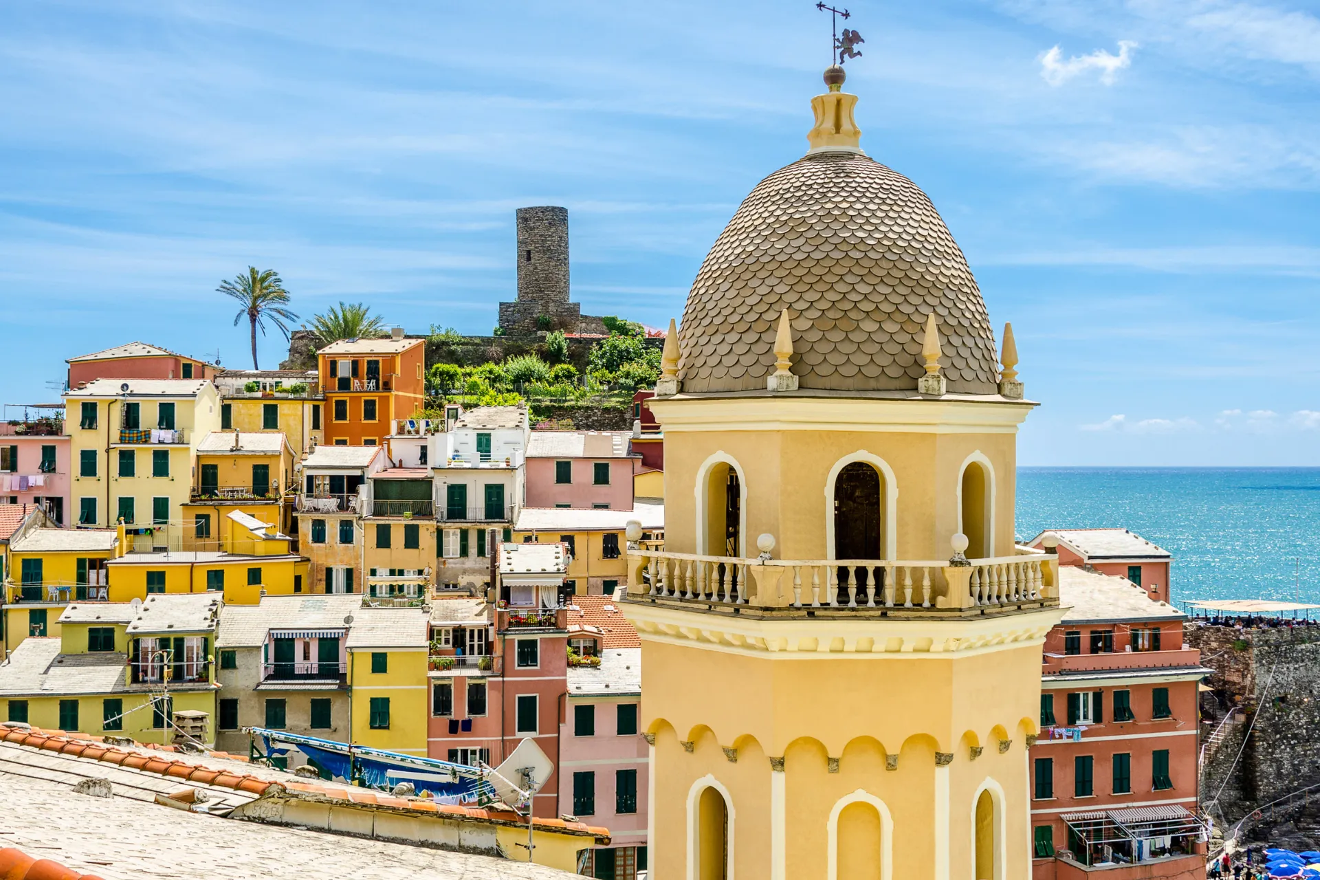 Kyrktorn i Vernazza med färgglada hus och havsutsikt Kyrktorn i Vernazza med färgglada hus och havsutsikt