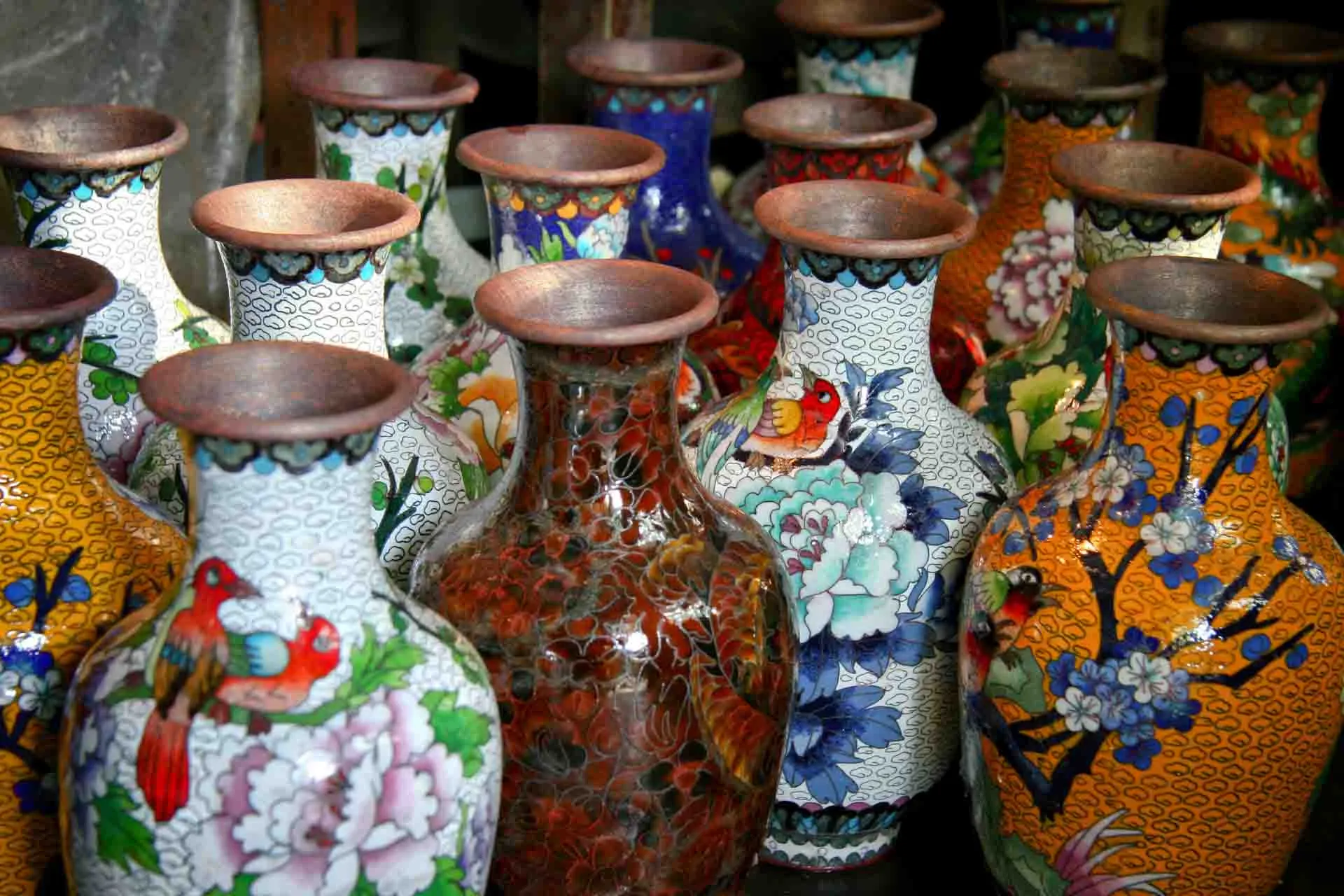 Kinesiska cloisonné-vaser – traditionellt hantverk med metalltrådar och färgad emalj