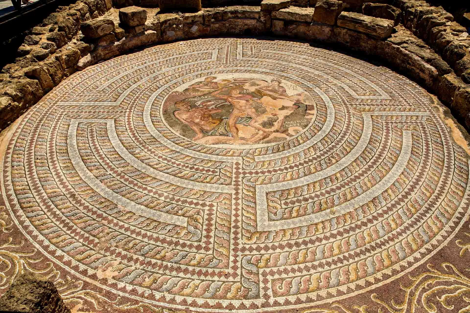 De berömda romerska mosaikerna i Paphos arkeologiska park av Theseus och Minotauros