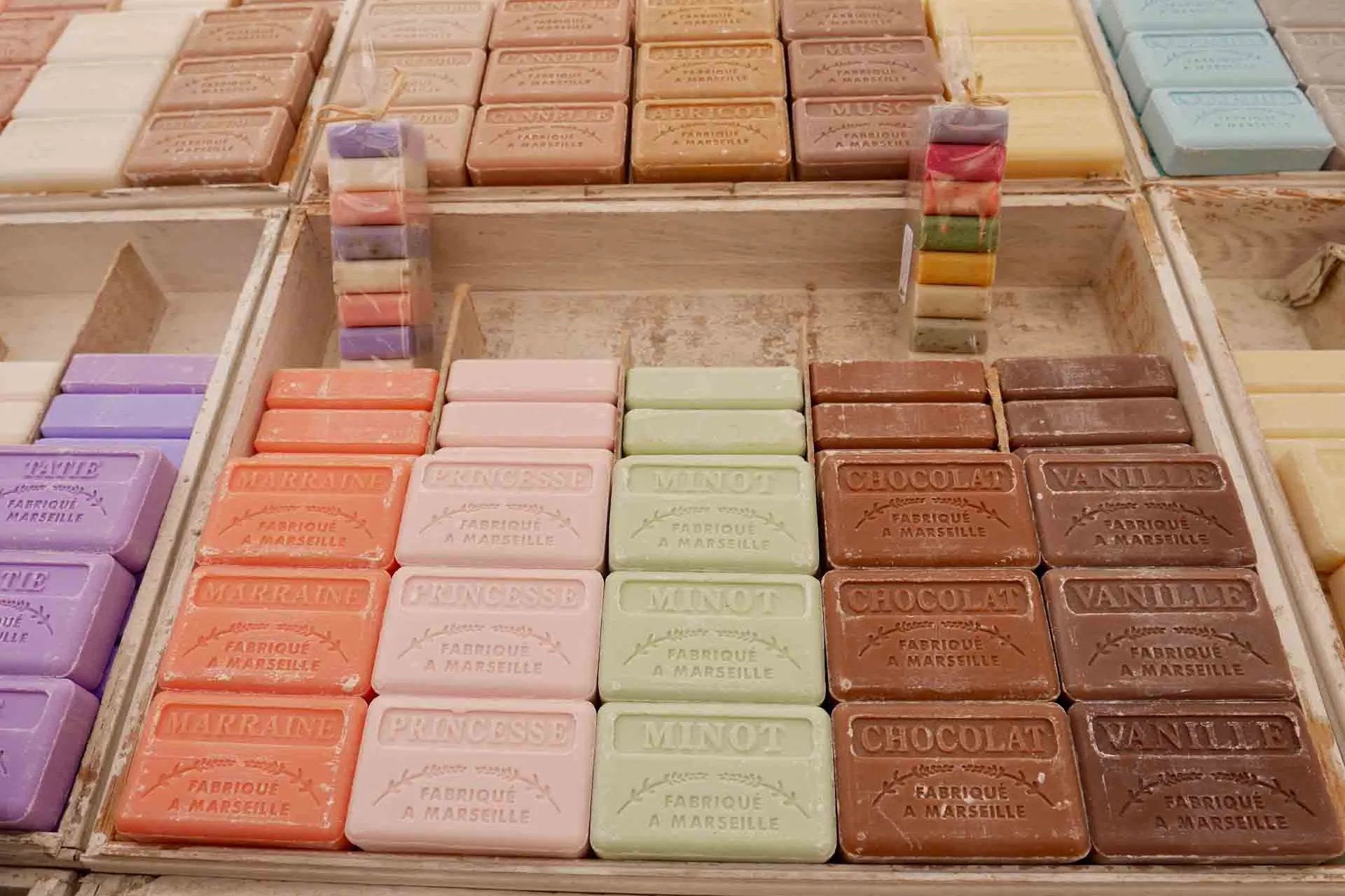 Tvålar från Marseille på marknad i Aix-en-Provence