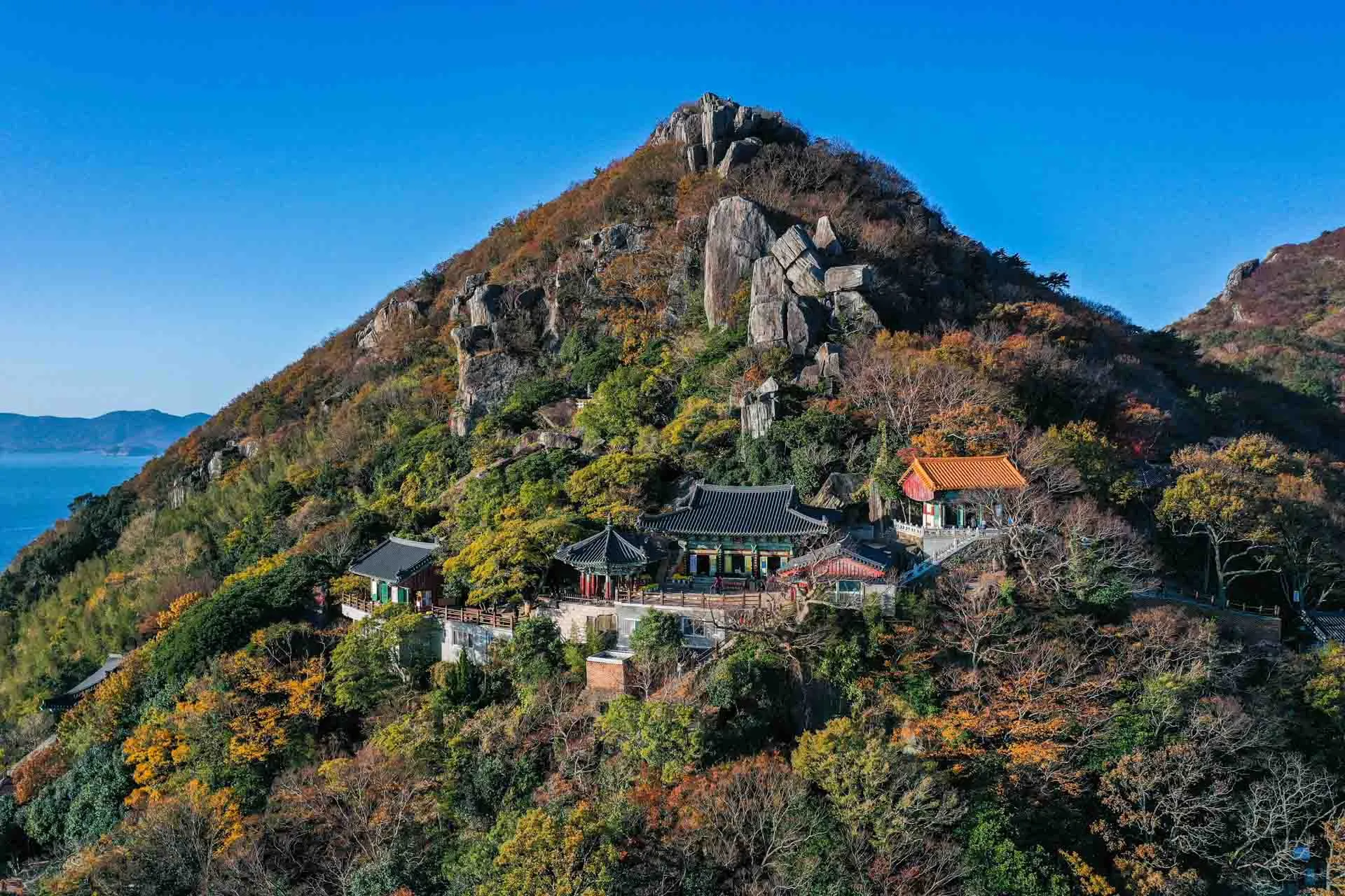 Hyangiram-templet i Jeollanam – ett klipp-tempel med storslagen havsutsikt, känt som ett pilgrimsställe