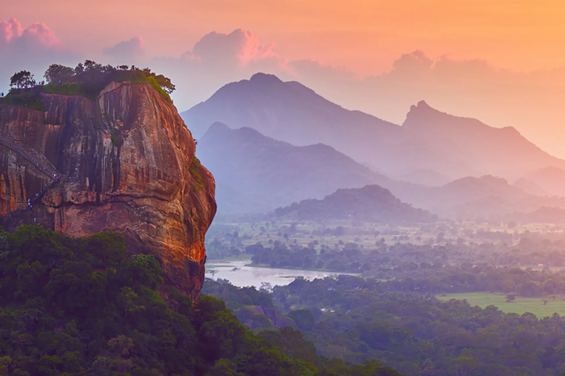 Sigiriya ("Lejonklippan") vid soluppgången Sigiriya ("Lejonklippan") vid soluppgången