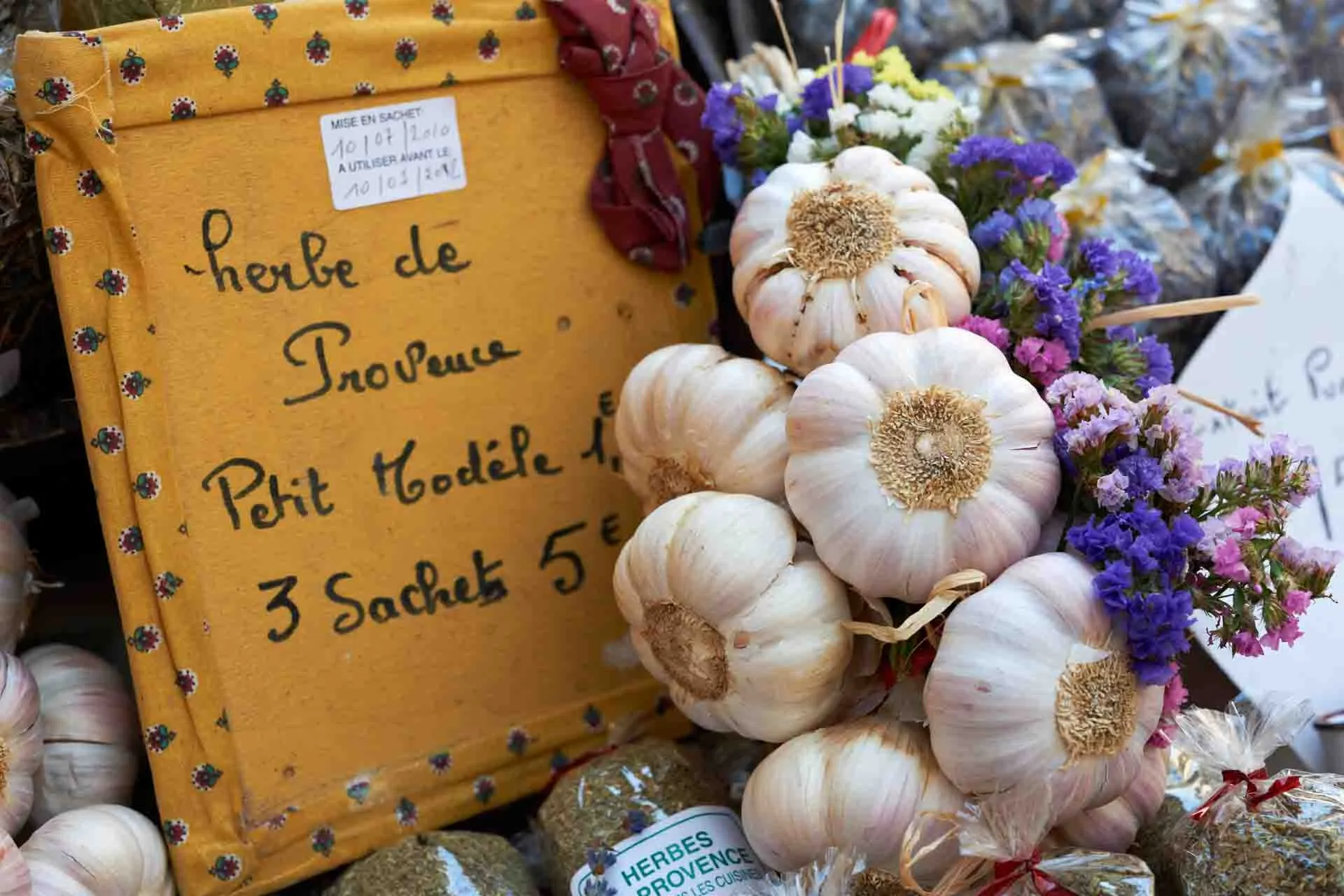 Marknad med vitlök och kryddor
