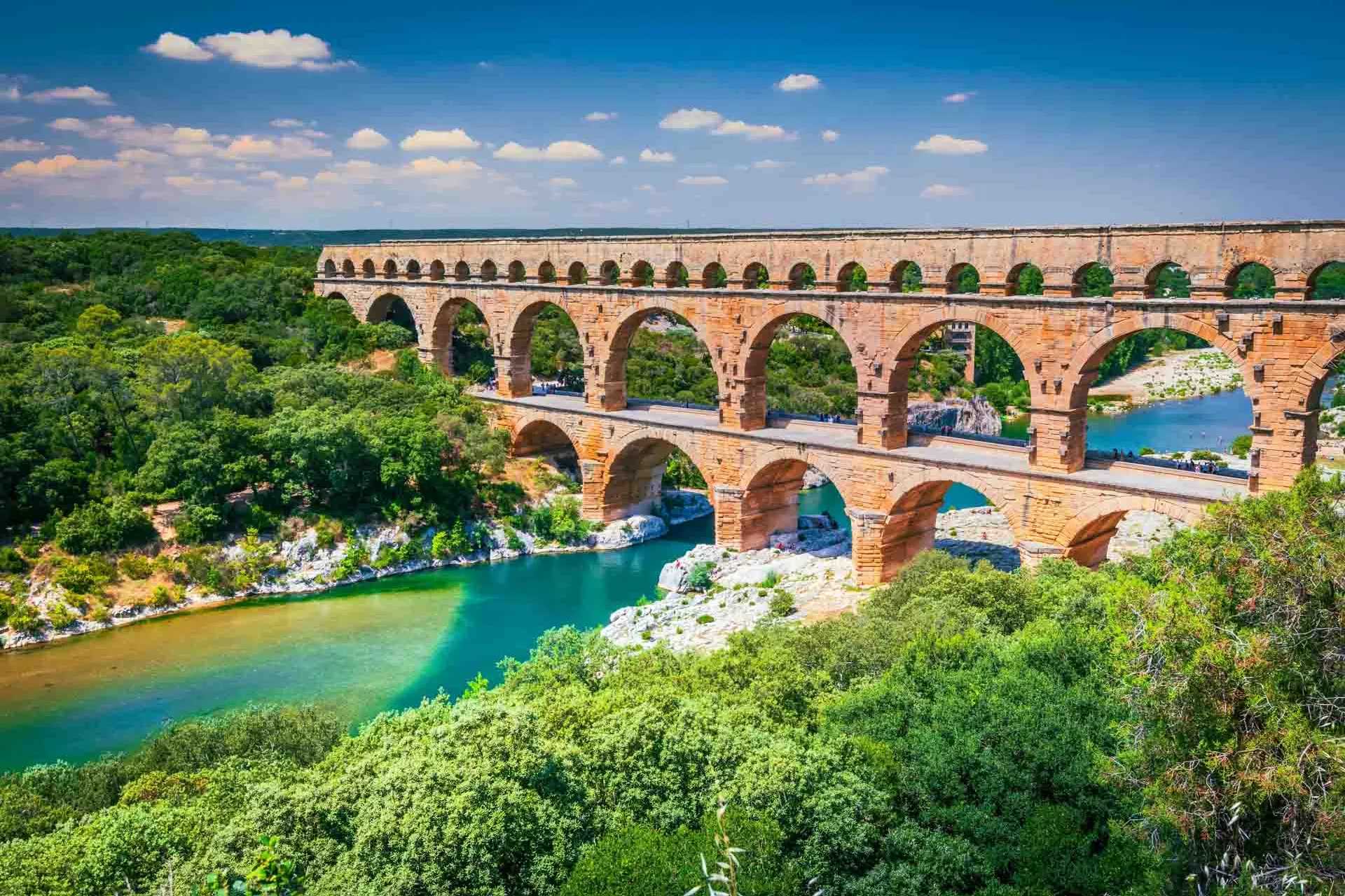 Den berömda Pont du Gard, en romersk akveduktbro i södra Frankrike byggd på 100-talet e.Kr.
