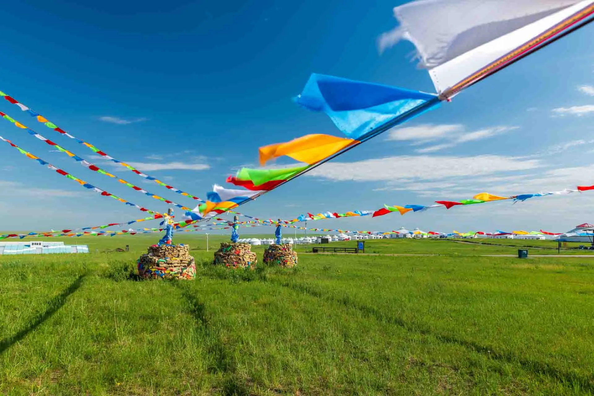 Ovooer med böneflaggor på stäppen