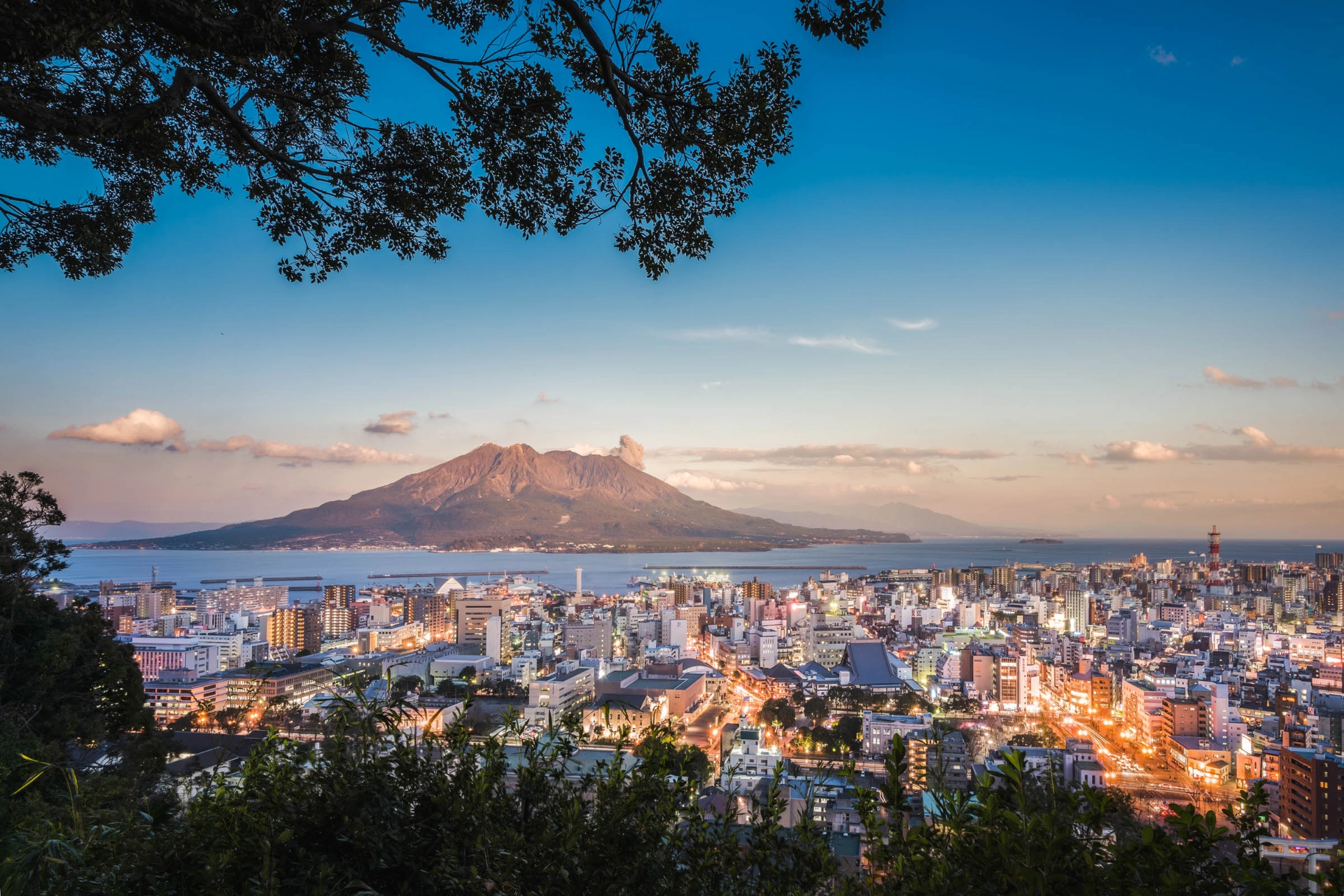 Kagoshima med den imponerande vulkanen Sakurajima i bakgrunden